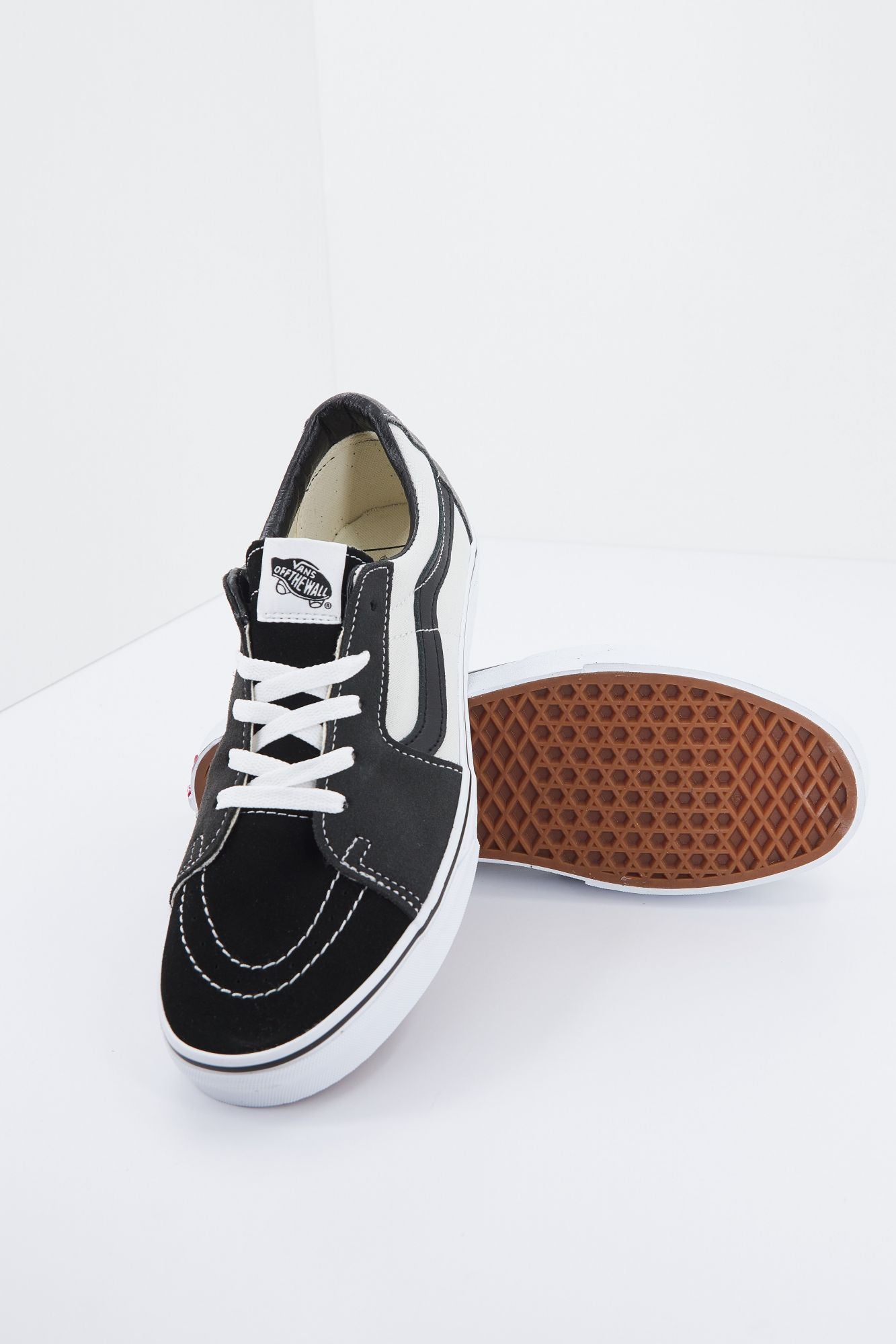 VANS UA SK8-LOW en color NEGRO (4)