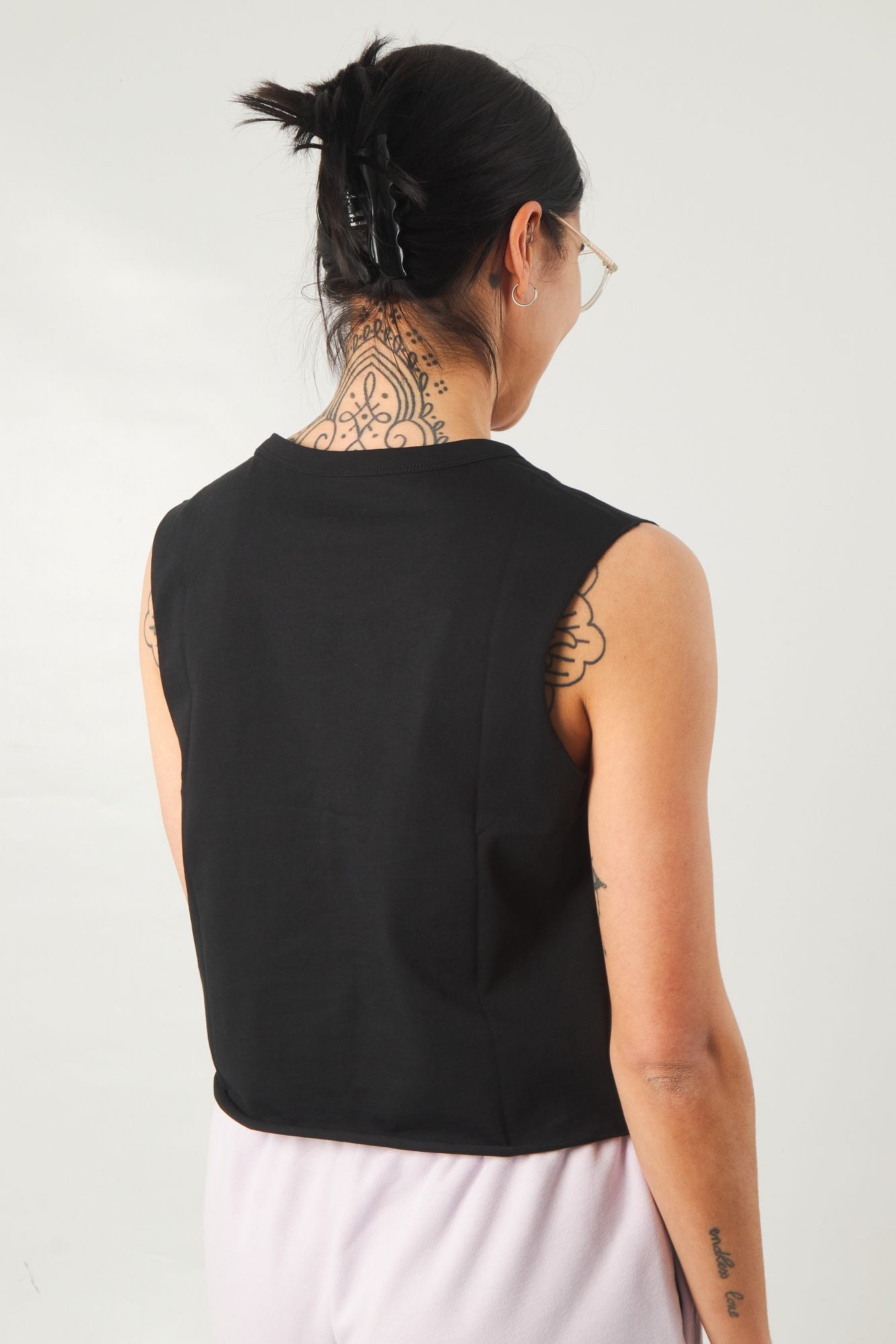 VANS JUNIOR V MUSCLE T-SHIRT en color NEGRO (2)