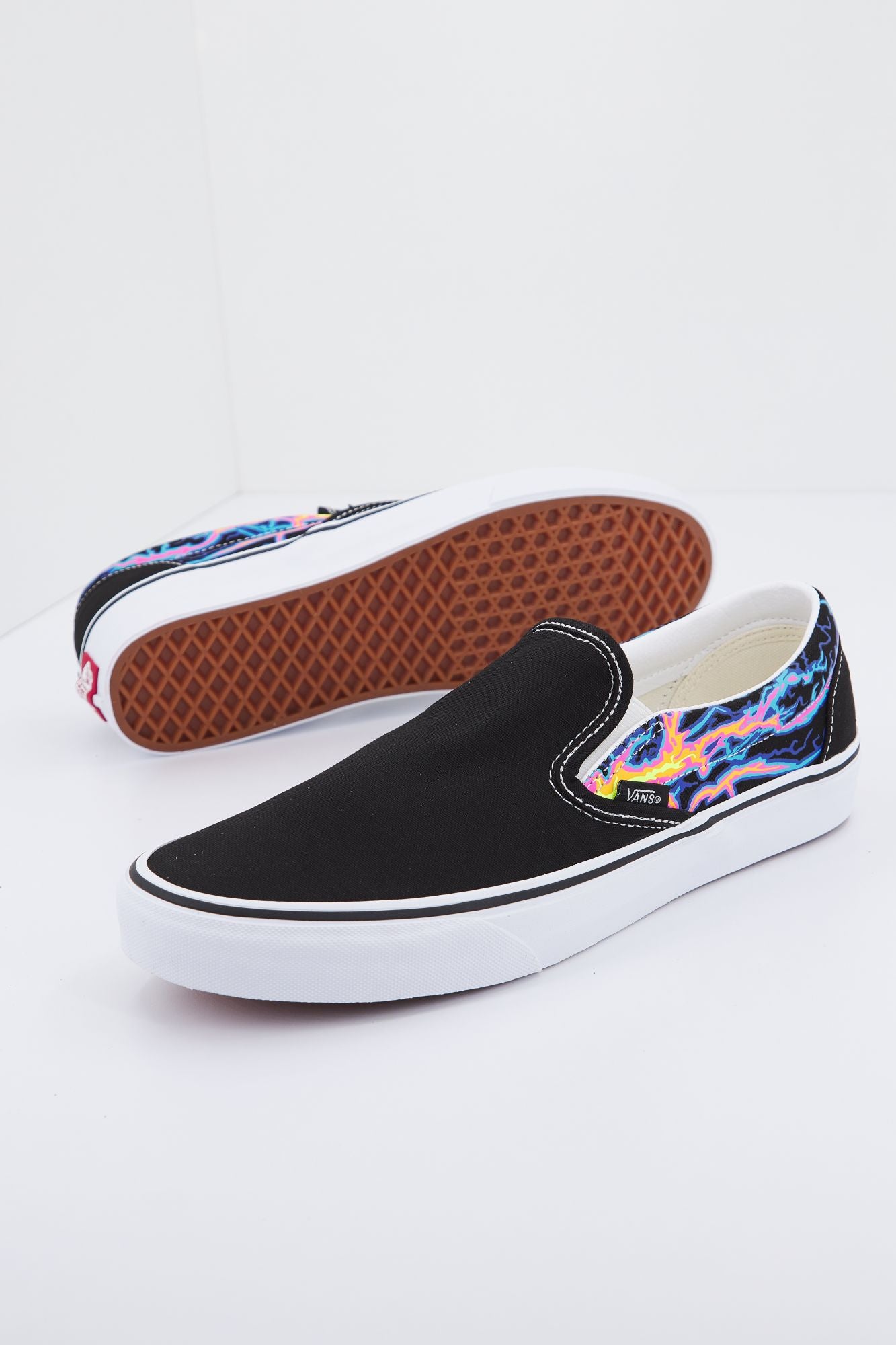 VANS VN000XG8B031 en color NEGRO (1)