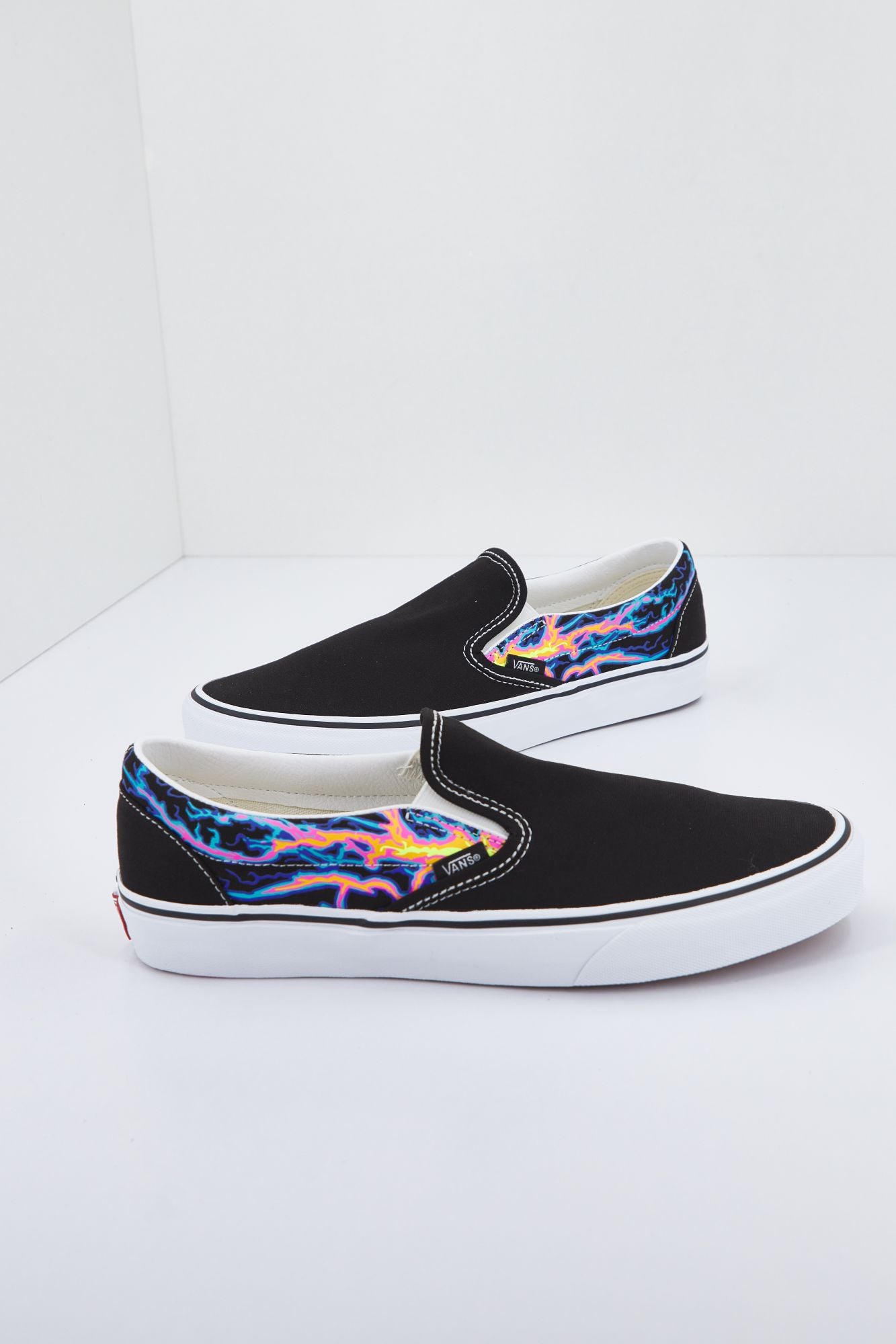 VANS VN000XG8B031 en color NEGRO (2)
