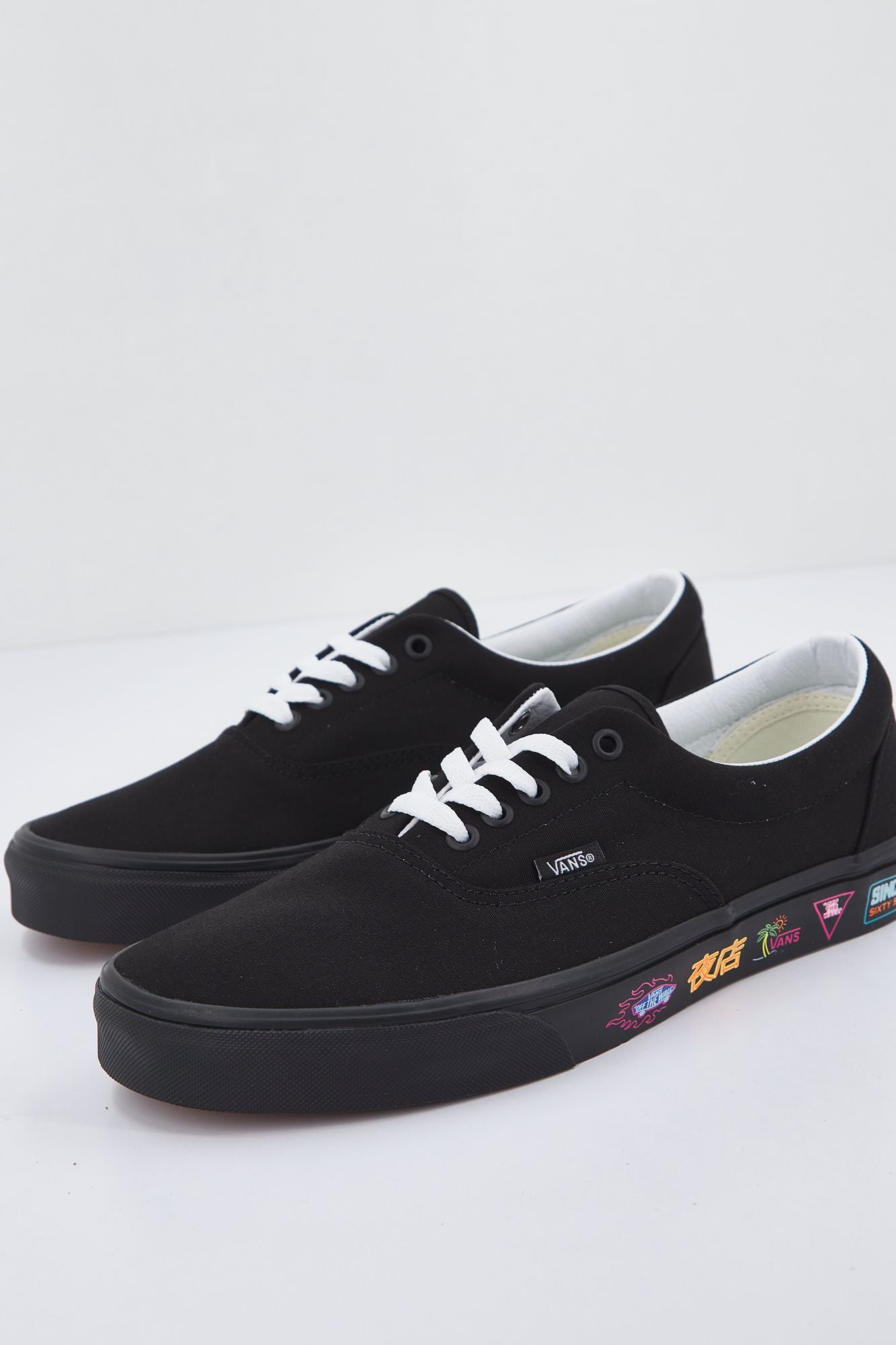 VANS UA ERA en color NEGRO (1)
