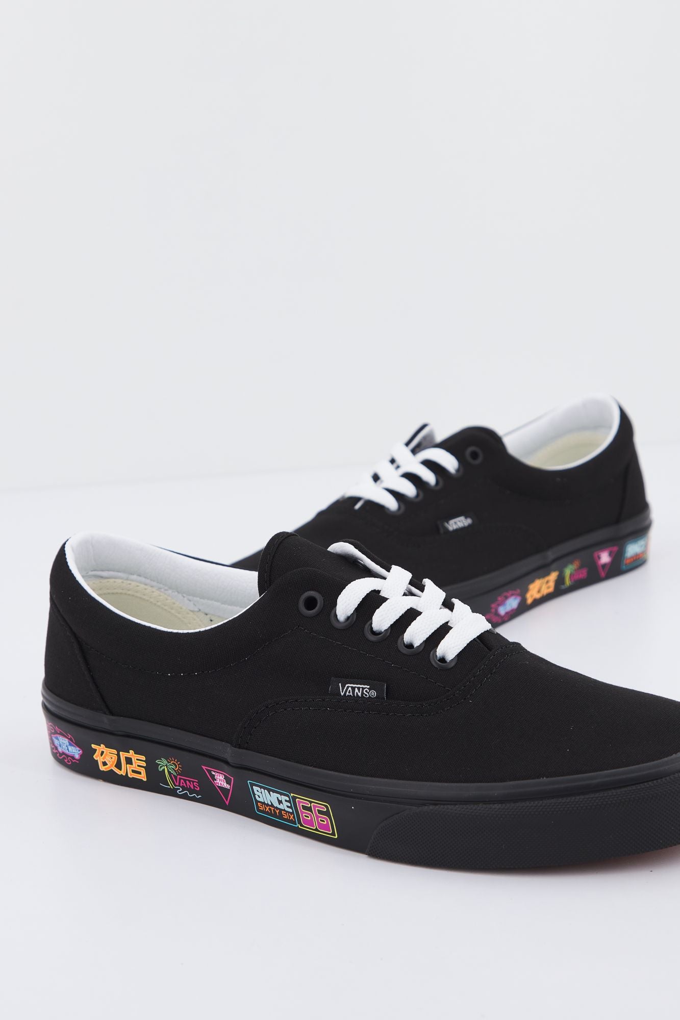 VANS UA ERA en color NEGRO (2)