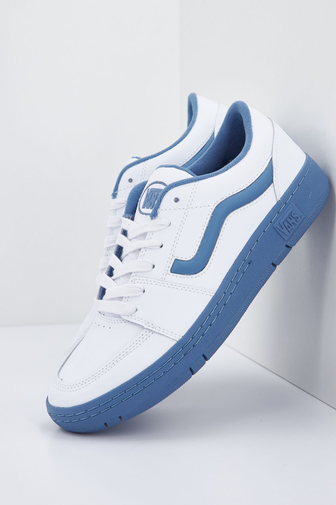 VANS UA FAIRLANE en color BLANCO (1)