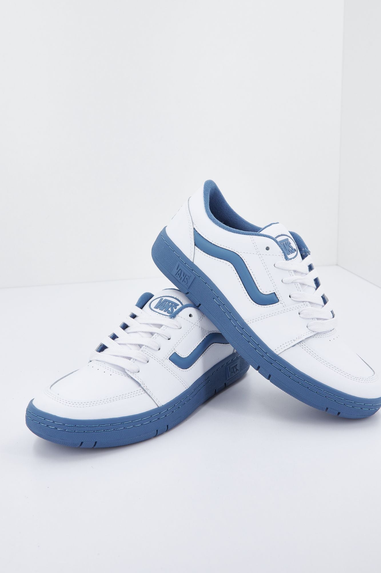 VANS UA FAIRLANE en color BLANCO (2)