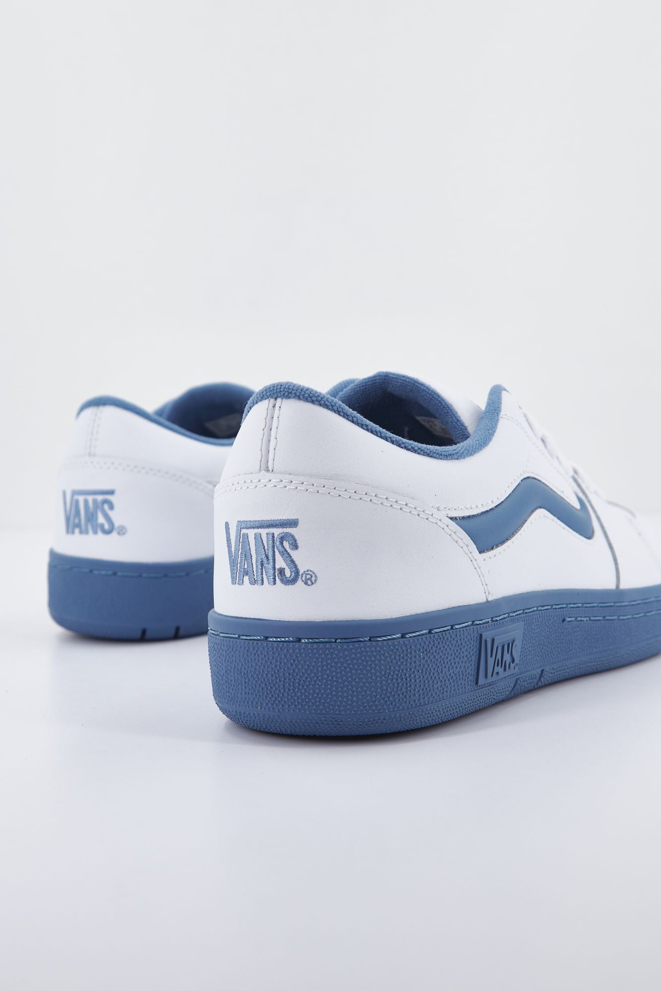 VANS UA FAIRLANE en color BLANCO (4)