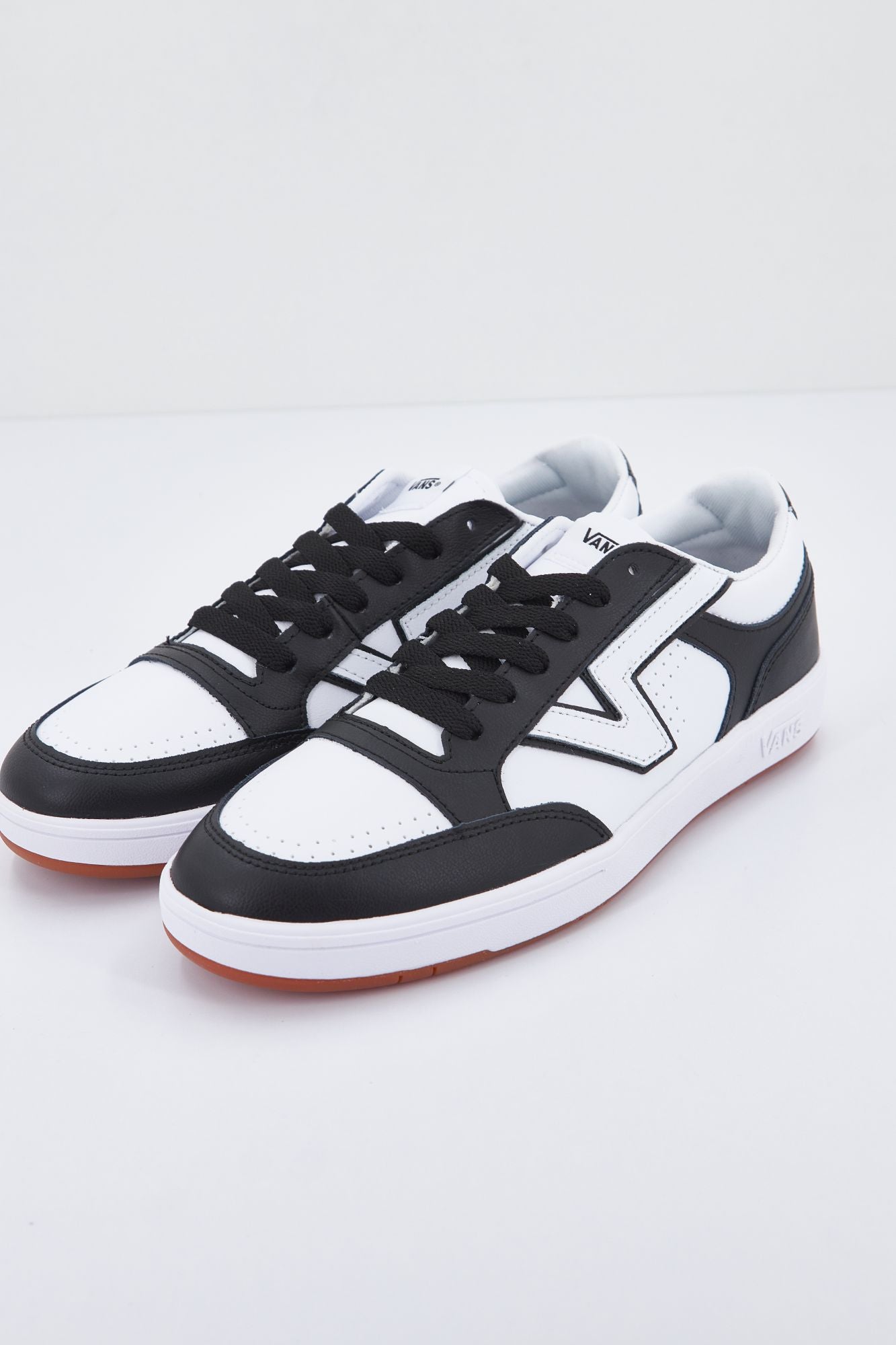 VANS UA LOWLAND CC en color NEGRO (2)