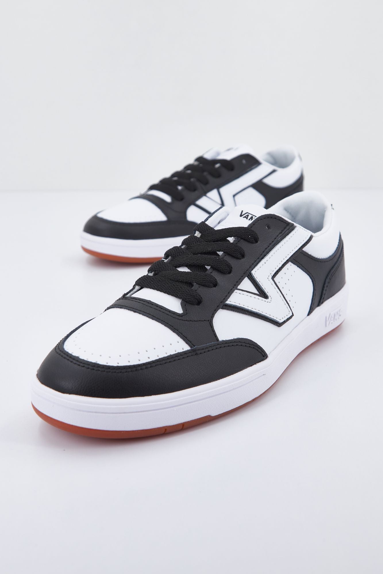 VANS UA LOWLAND CC en color NEGRO (3)