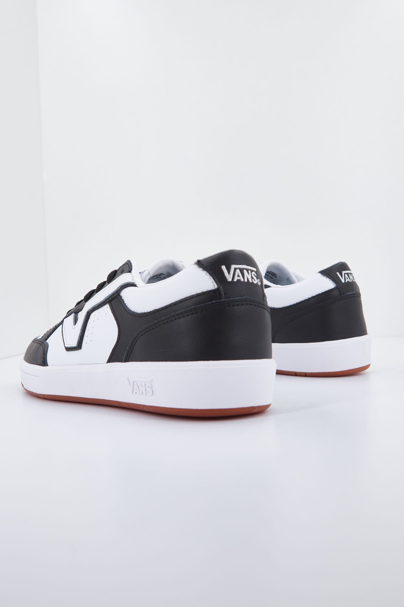 VANS UA LOWLAND CC en color NEGRO (4)