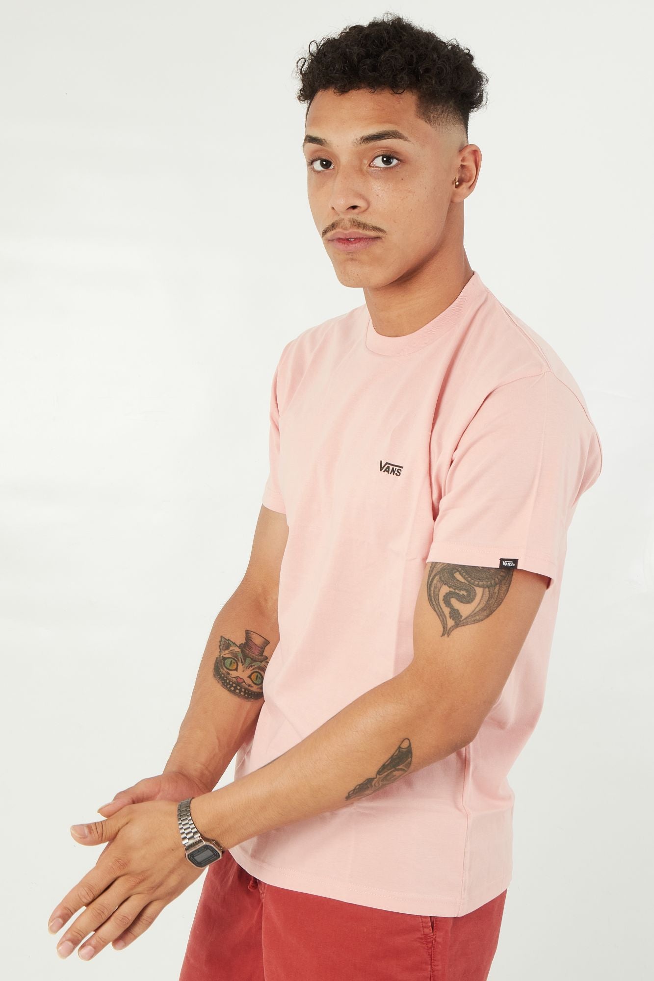 VANS LEFT CHEST LOGO TEE en color ROSA (2)