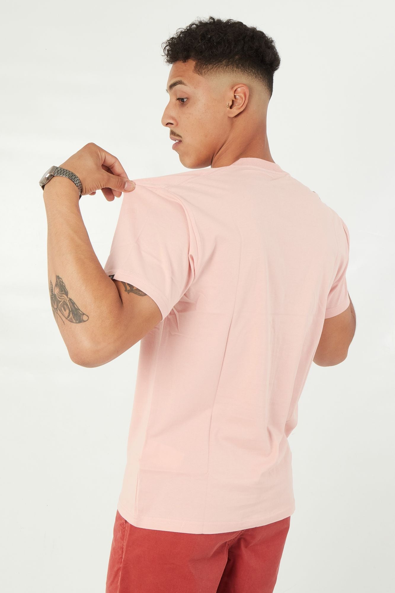 VANS LEFT CHEST LOGO TEE en color ROSA (3)