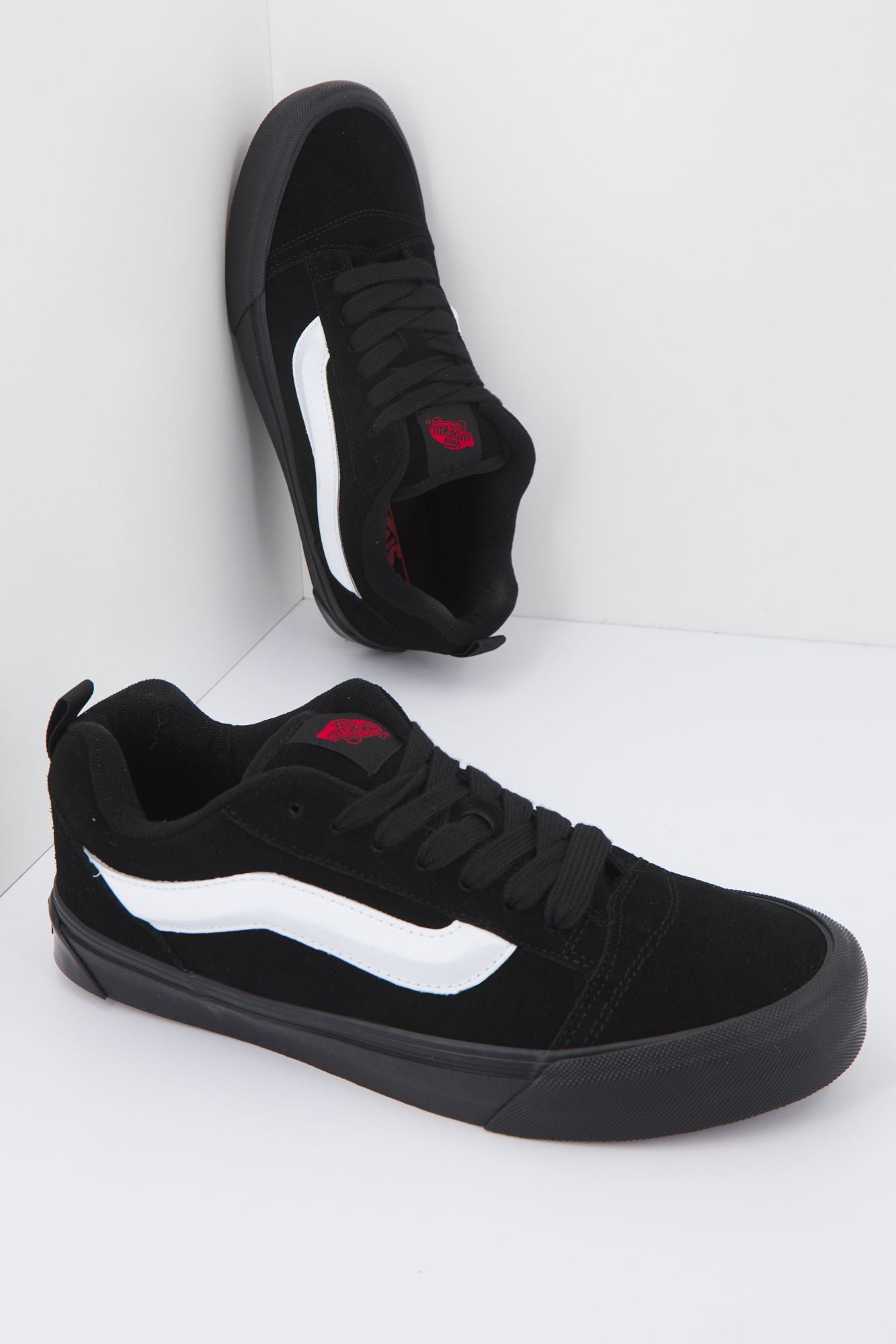 VANS KNU SKOOL en color NEGRO (1)