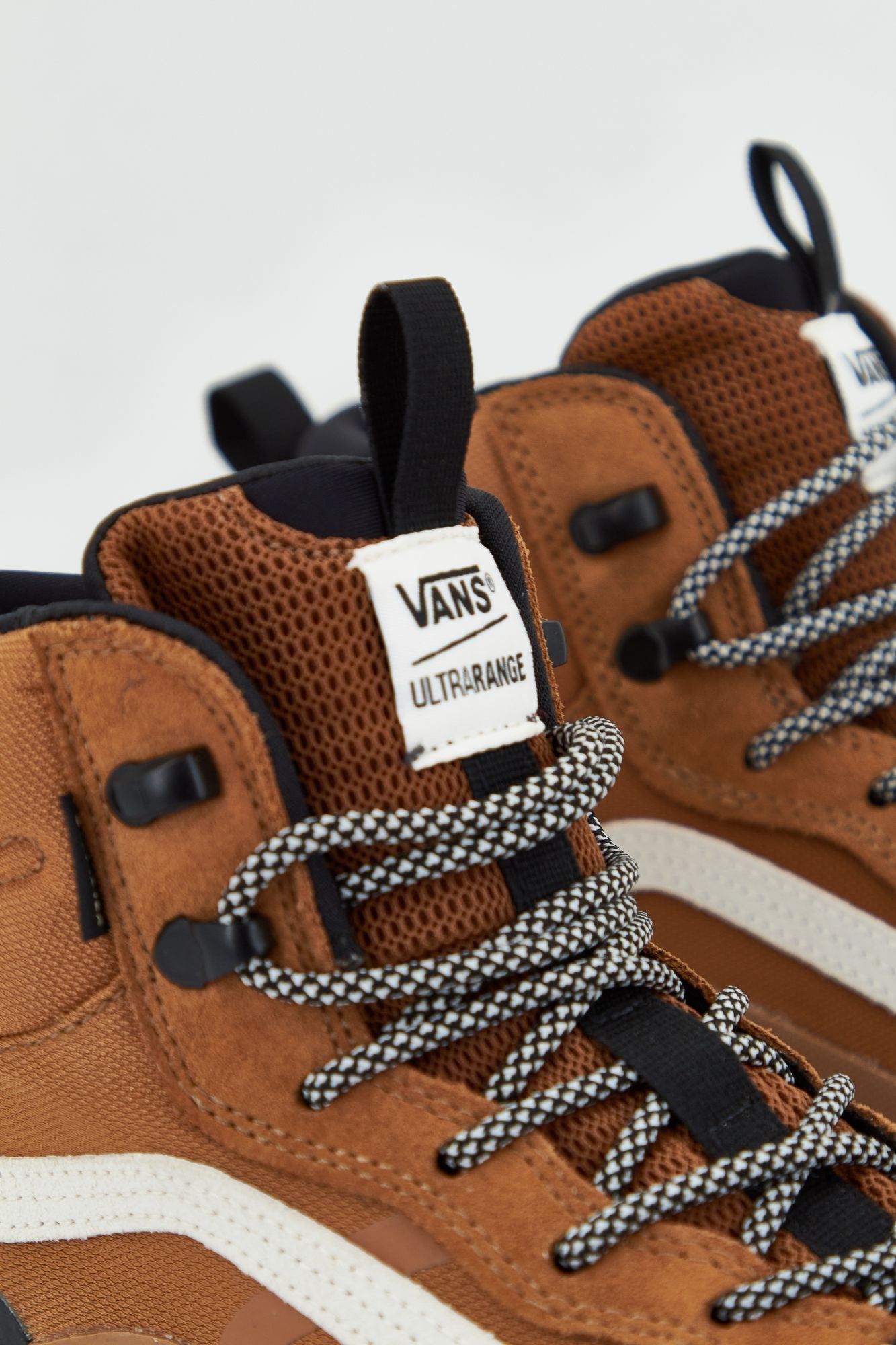 VANS ULTRARANGE EXO HI en color MARRON (2)