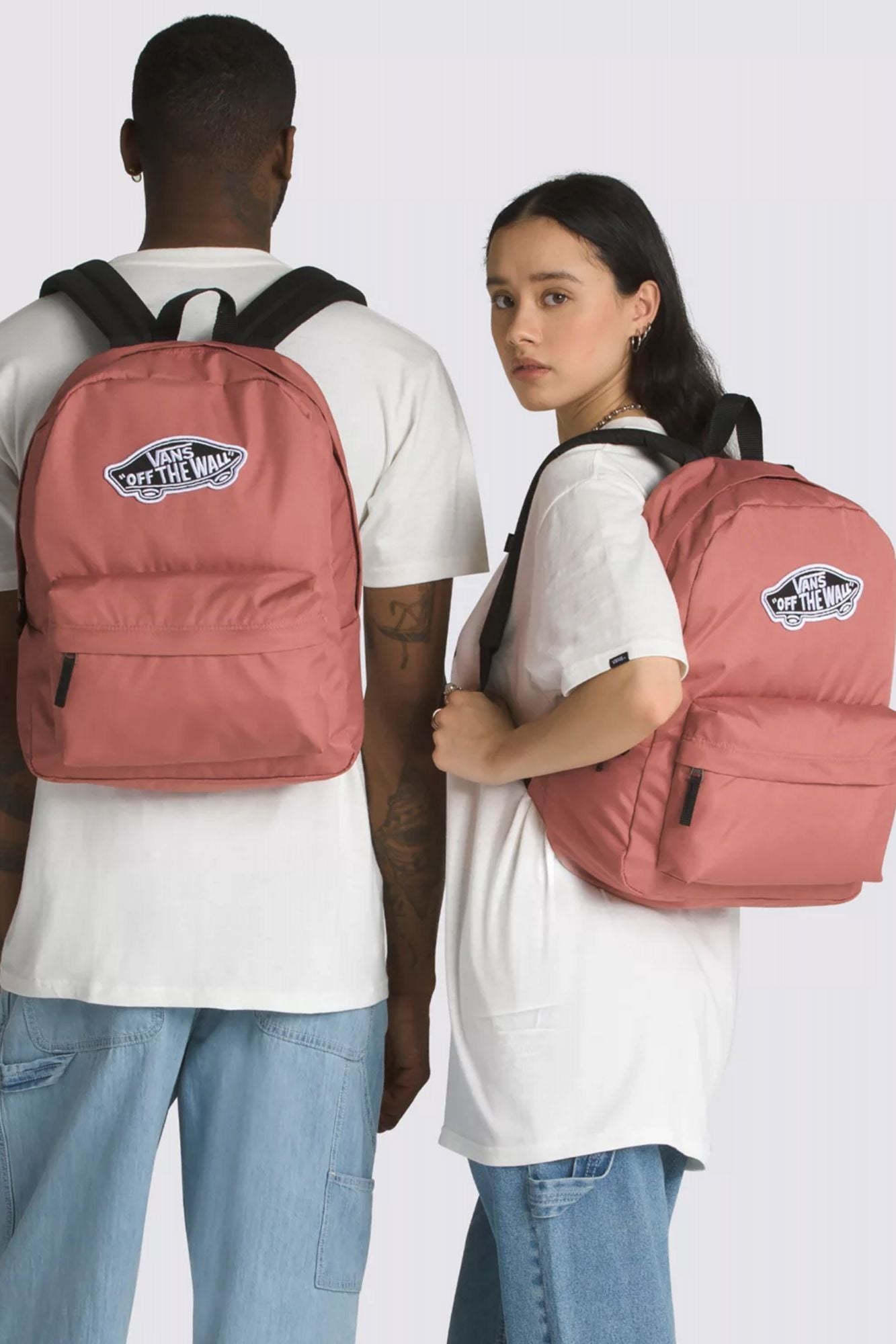 VANS WM REALM BACKPACK en color BURDEOS (4)