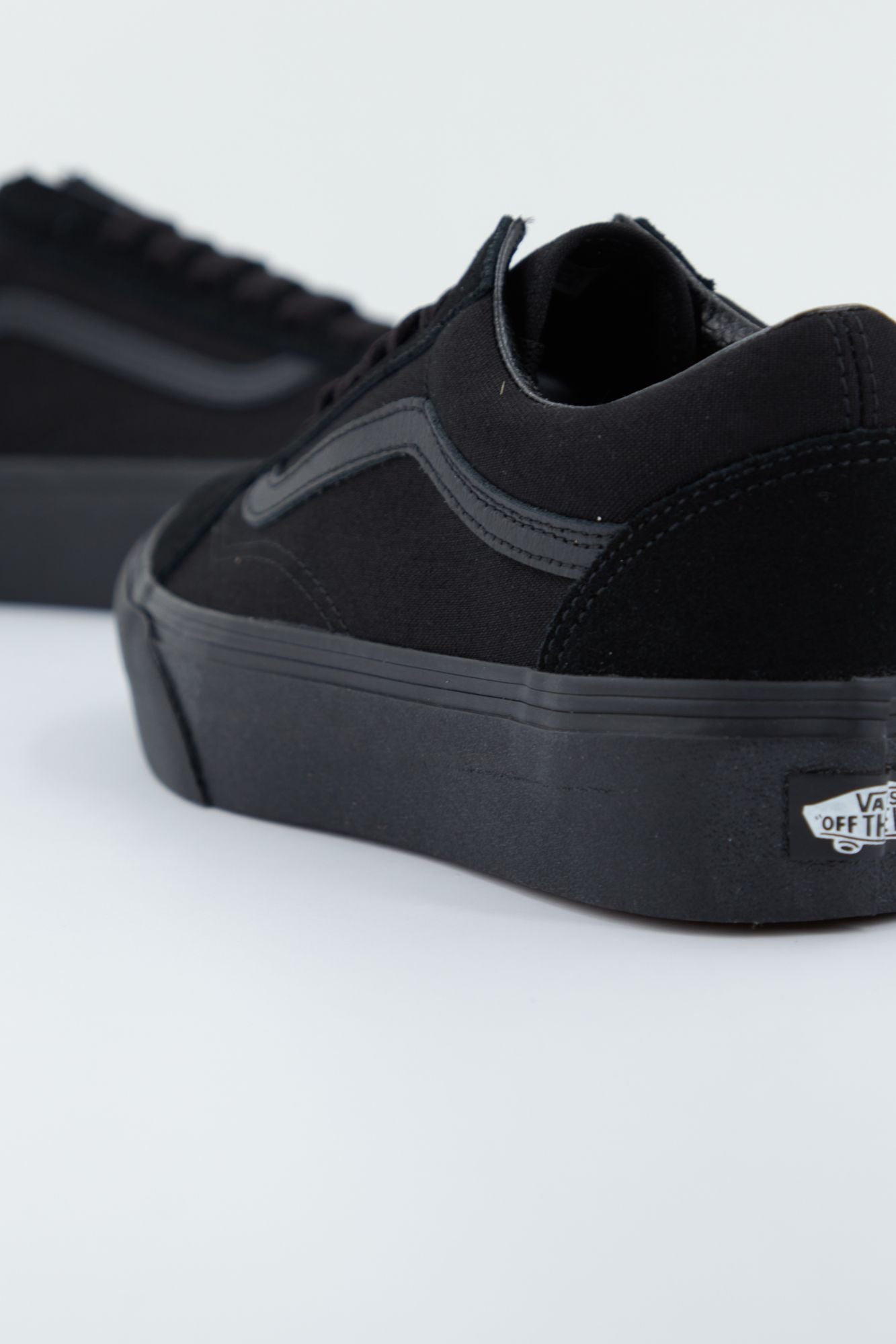 VANS UA OLD SKOOL PLATFOR en color NEGRO (4)
