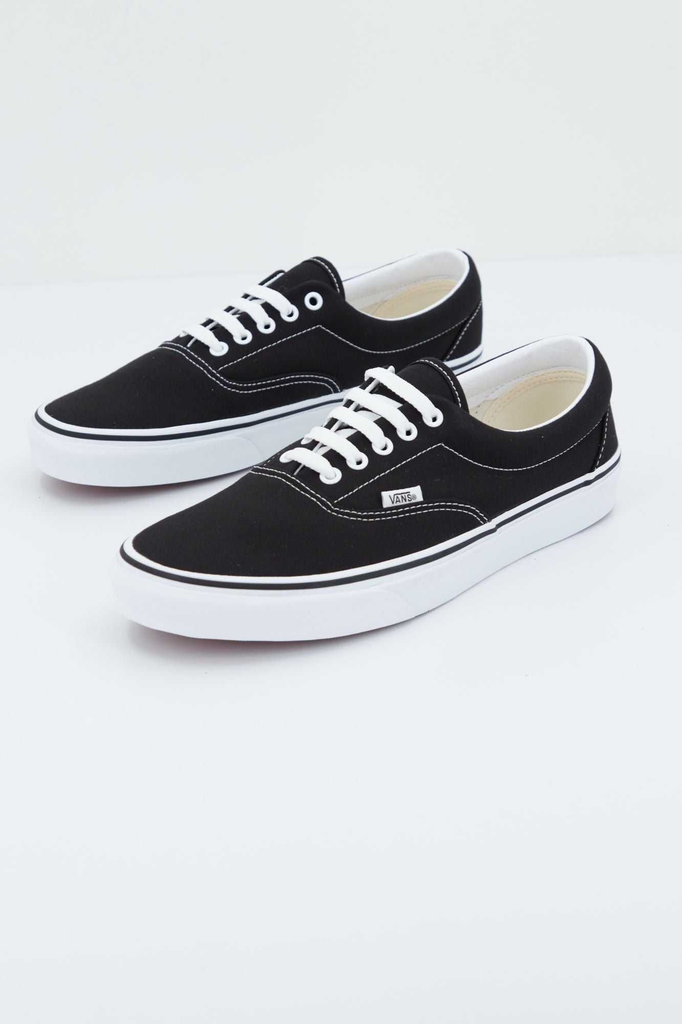 VANS UA ERA en color NEGRO (1)
