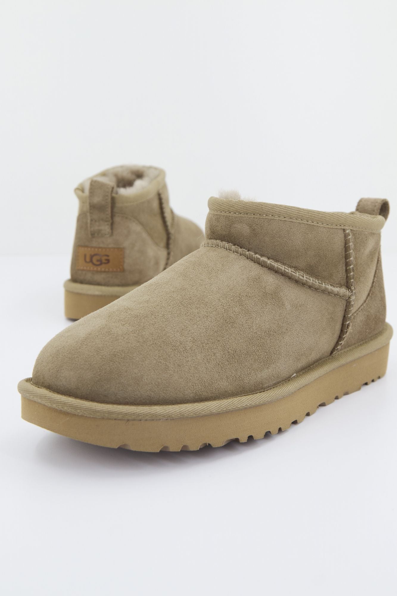 UGG Classic Ultra Mini en color BEIS (1)