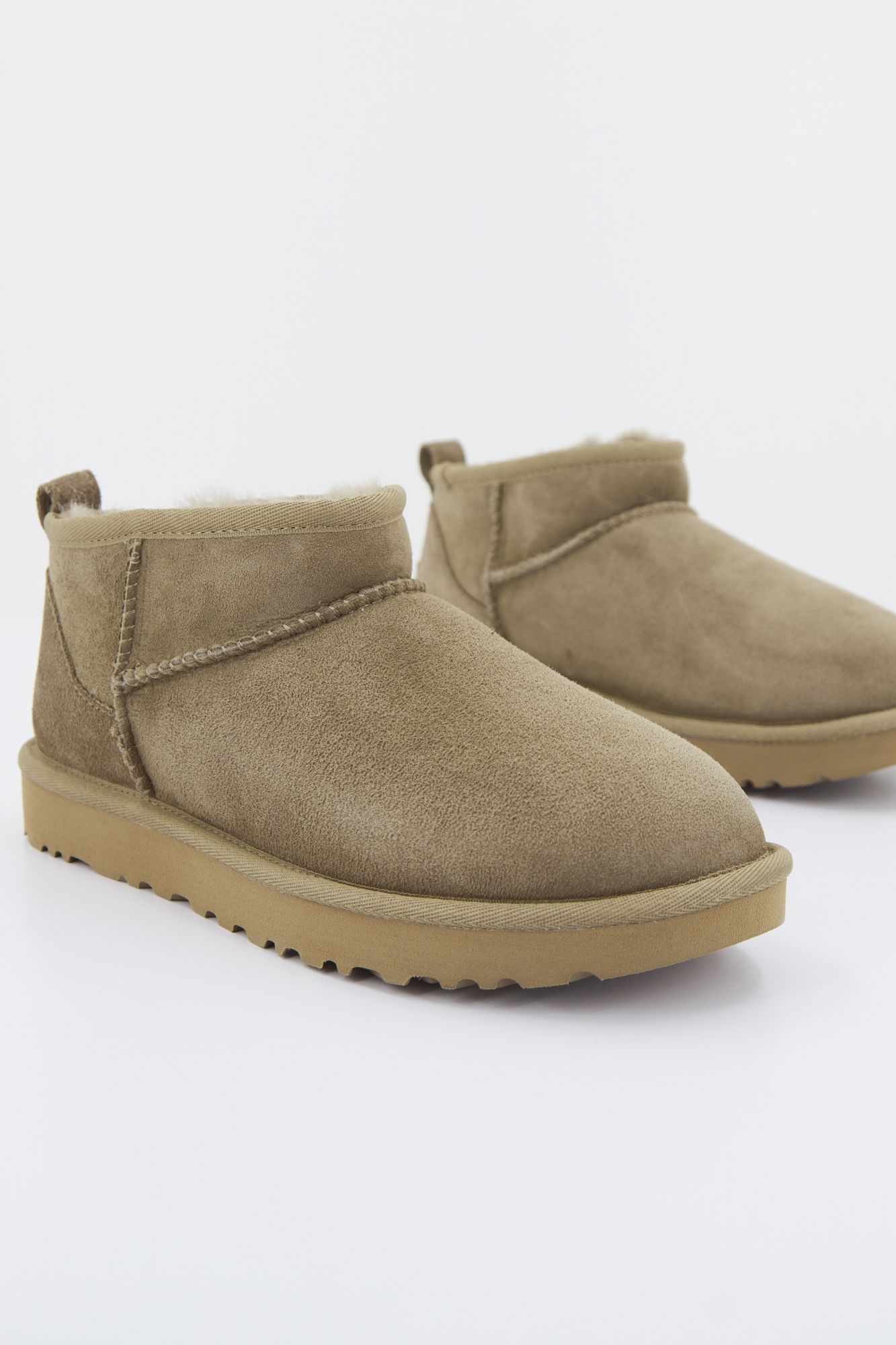 UGG Classic Ultra Mini en color BEIS (2)