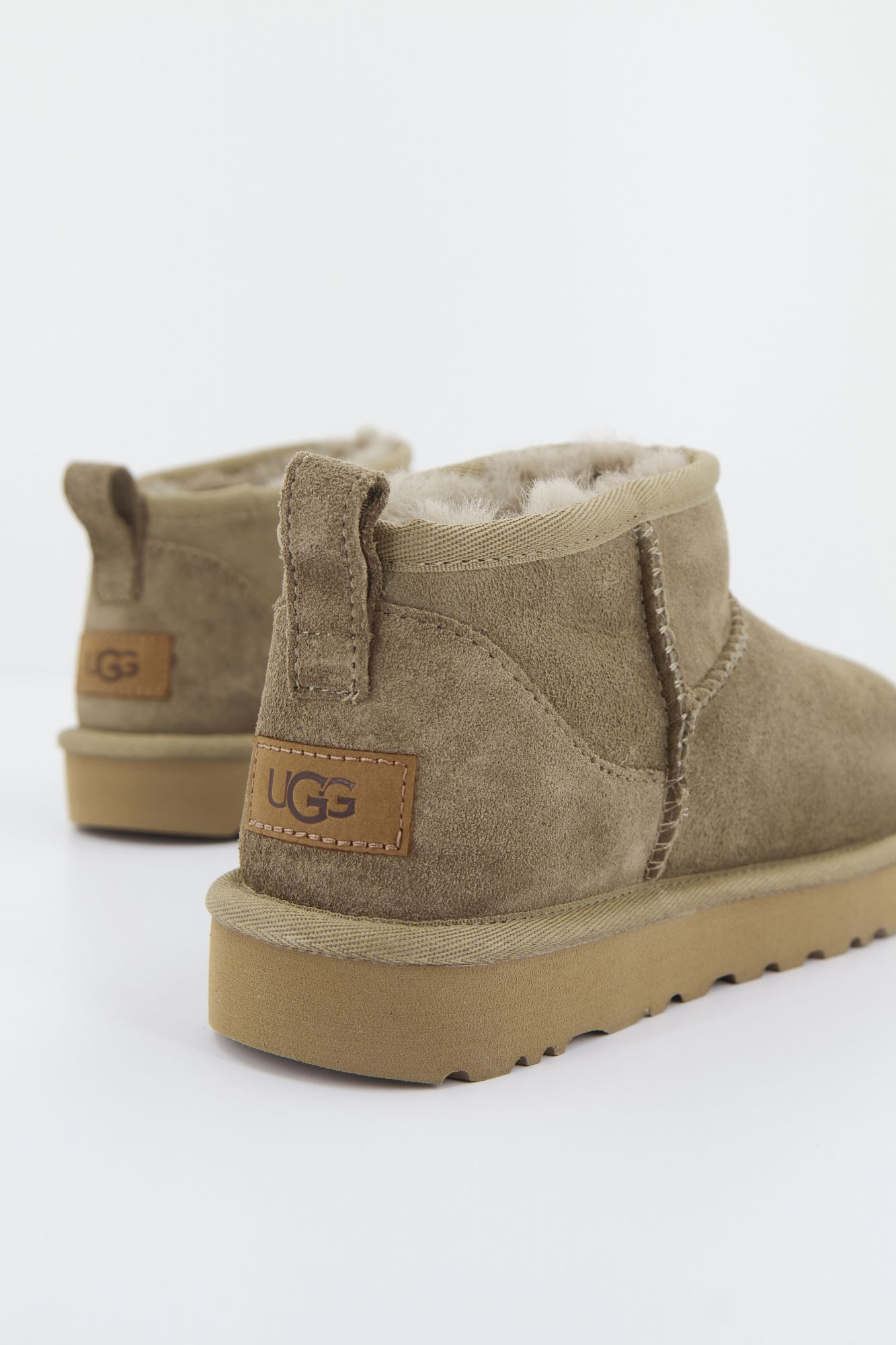 UGG Classic Ultra Mini en color BEIS (3)