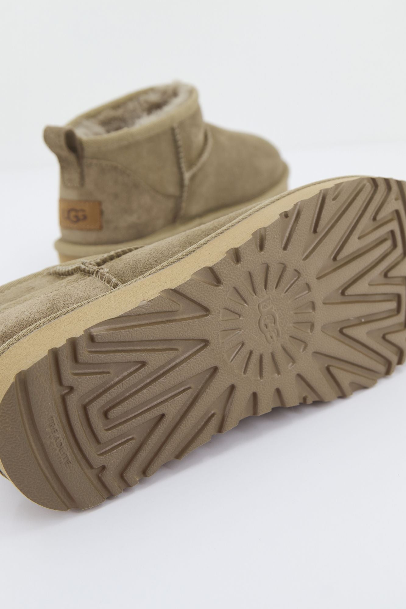 UGG Classic Ultra Mini en color BEIS (4)