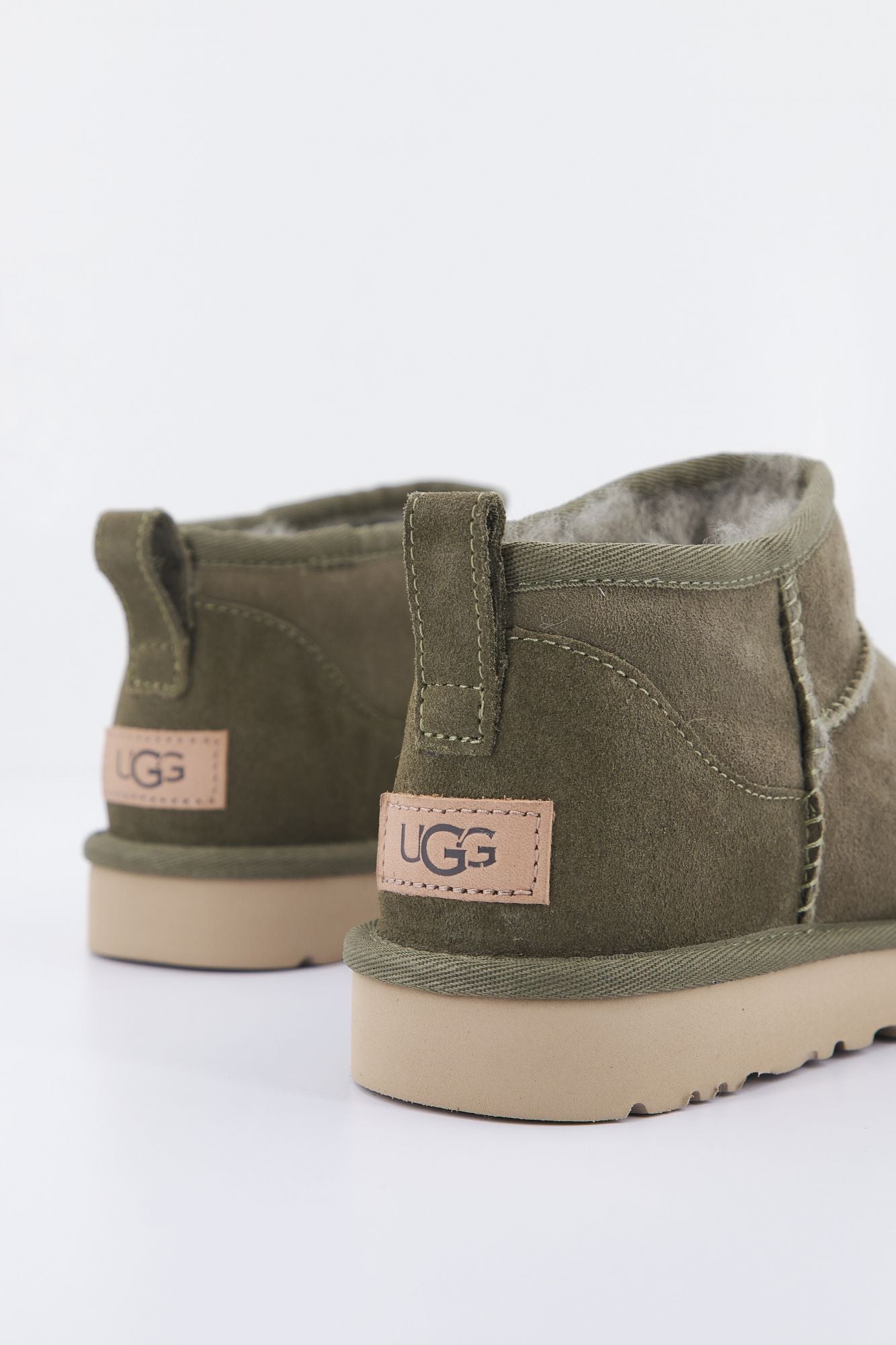UGG W CLASSIC ULTRA MINI en color VERDE (3)