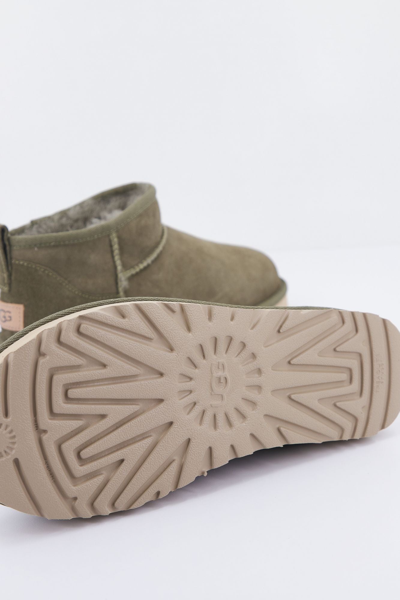UGG W CLASSIC ULTRA MINI en color VERDE (4)
