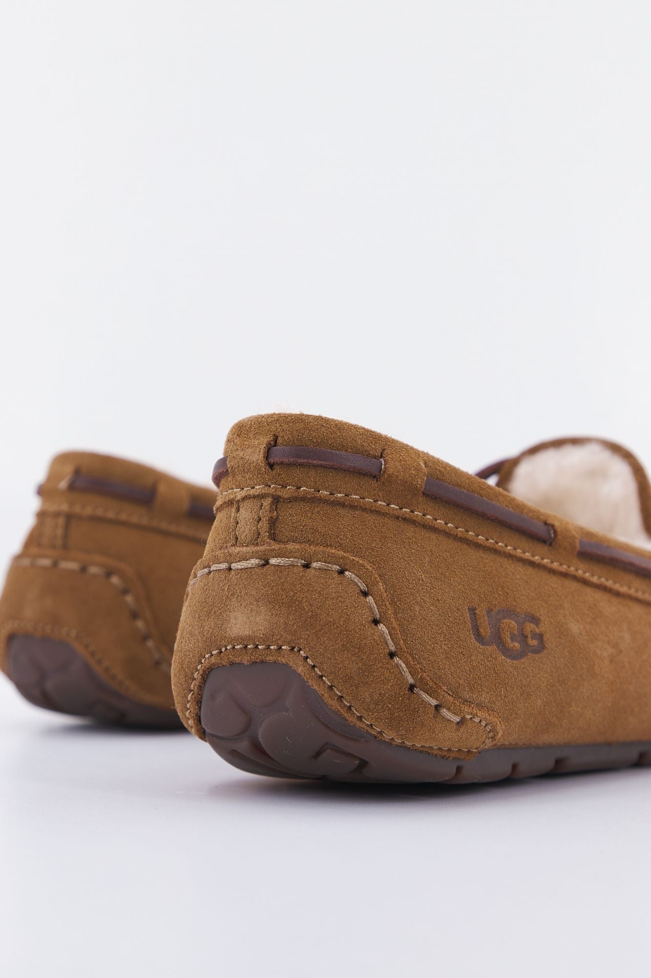 UGG W DAKOTA en color MARRON (3)