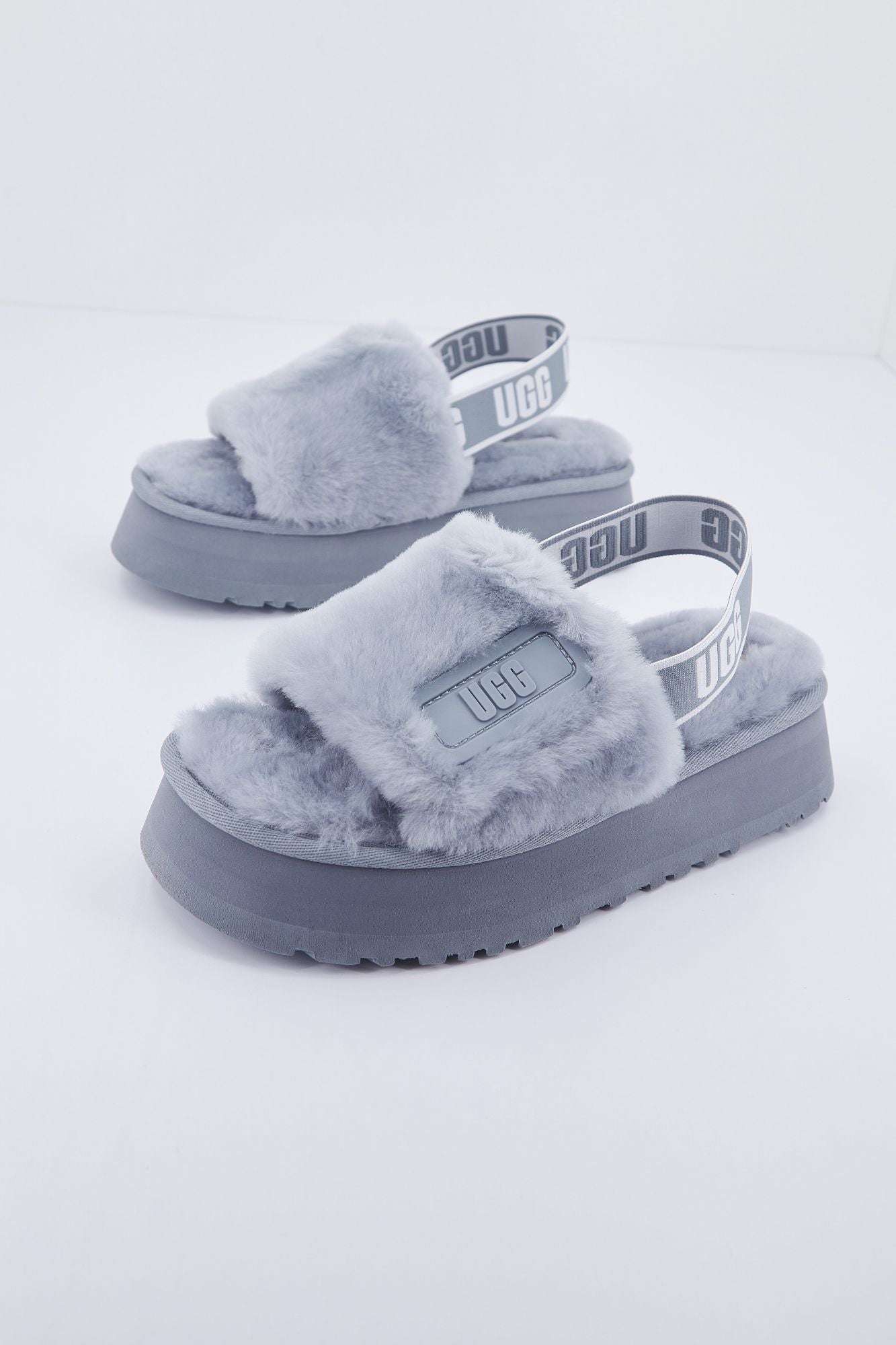 UGG W DISCO SLIDE en color GRIS (1)