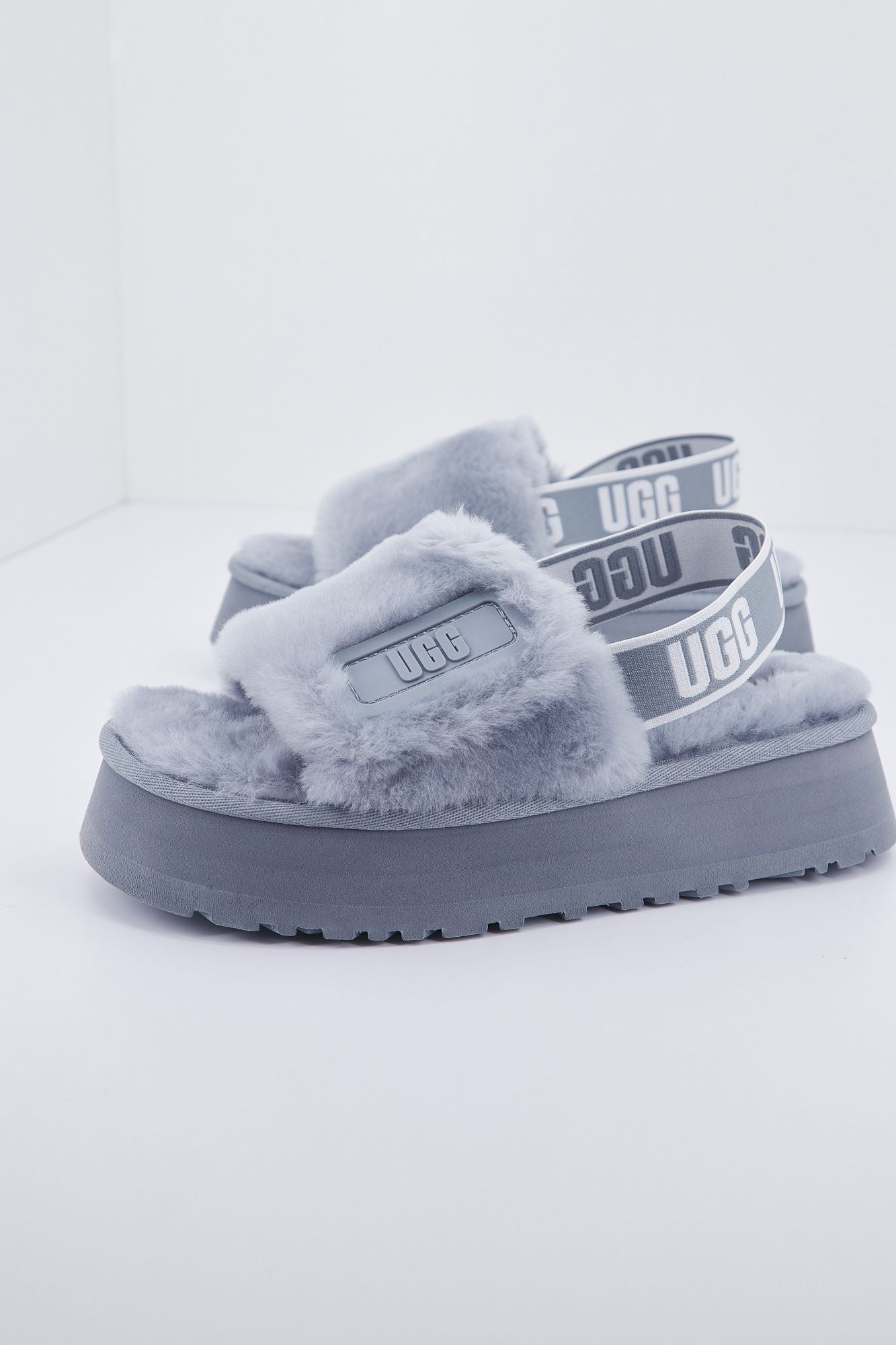 UGG W DISCO SLIDE en color GRIS (2)
