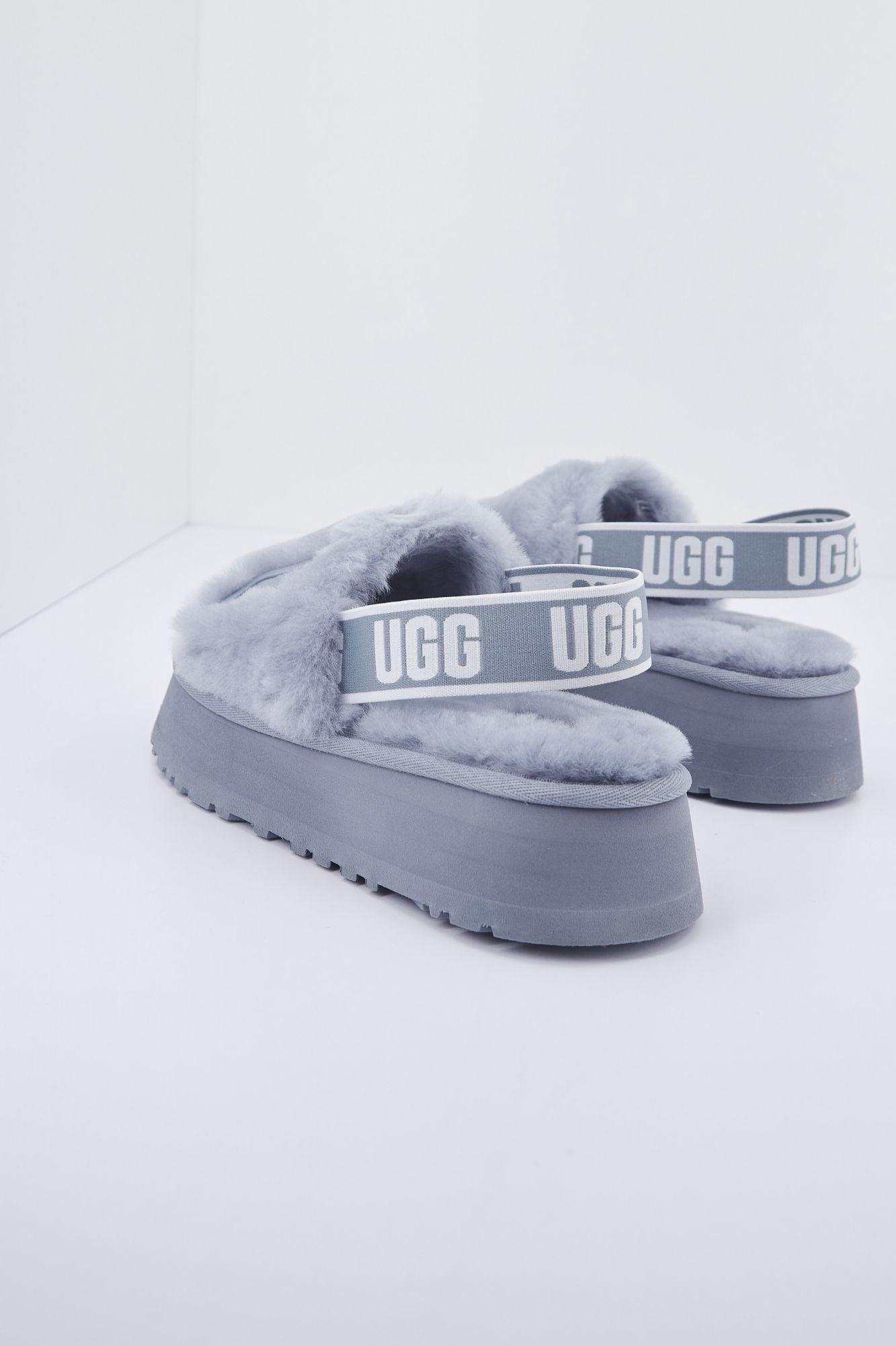 UGG W DISCO SLIDE en color GRIS (3)