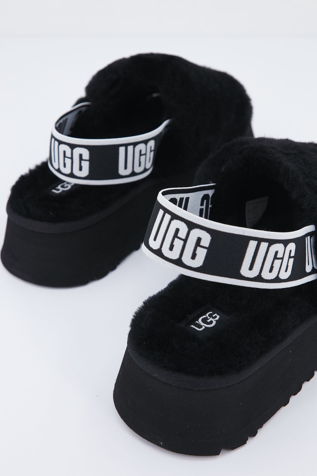 UGG W DISCO SLIDE en color NEGRO (3)