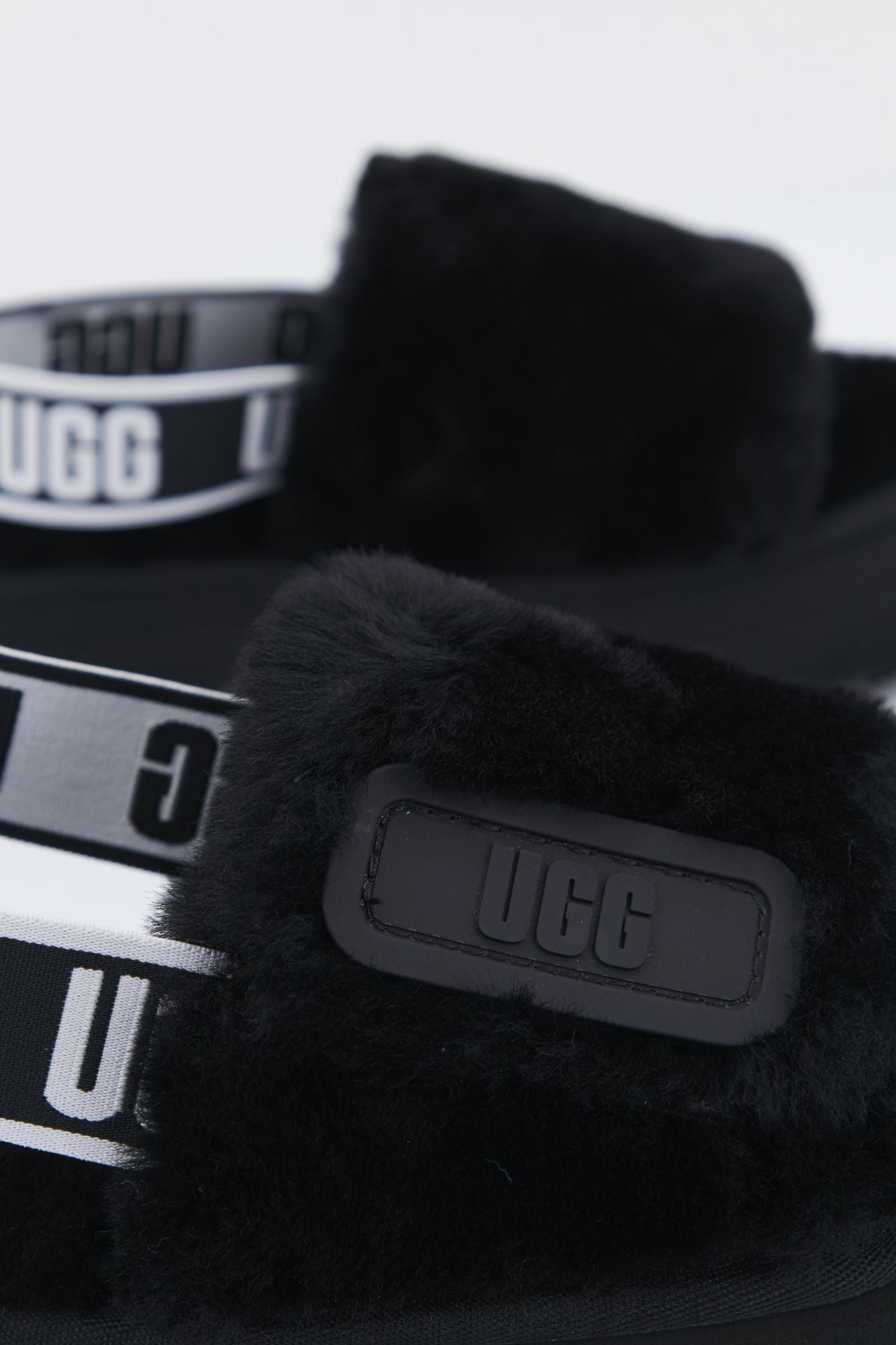 UGG W DISCO SLIDE en color NEGRO (4)