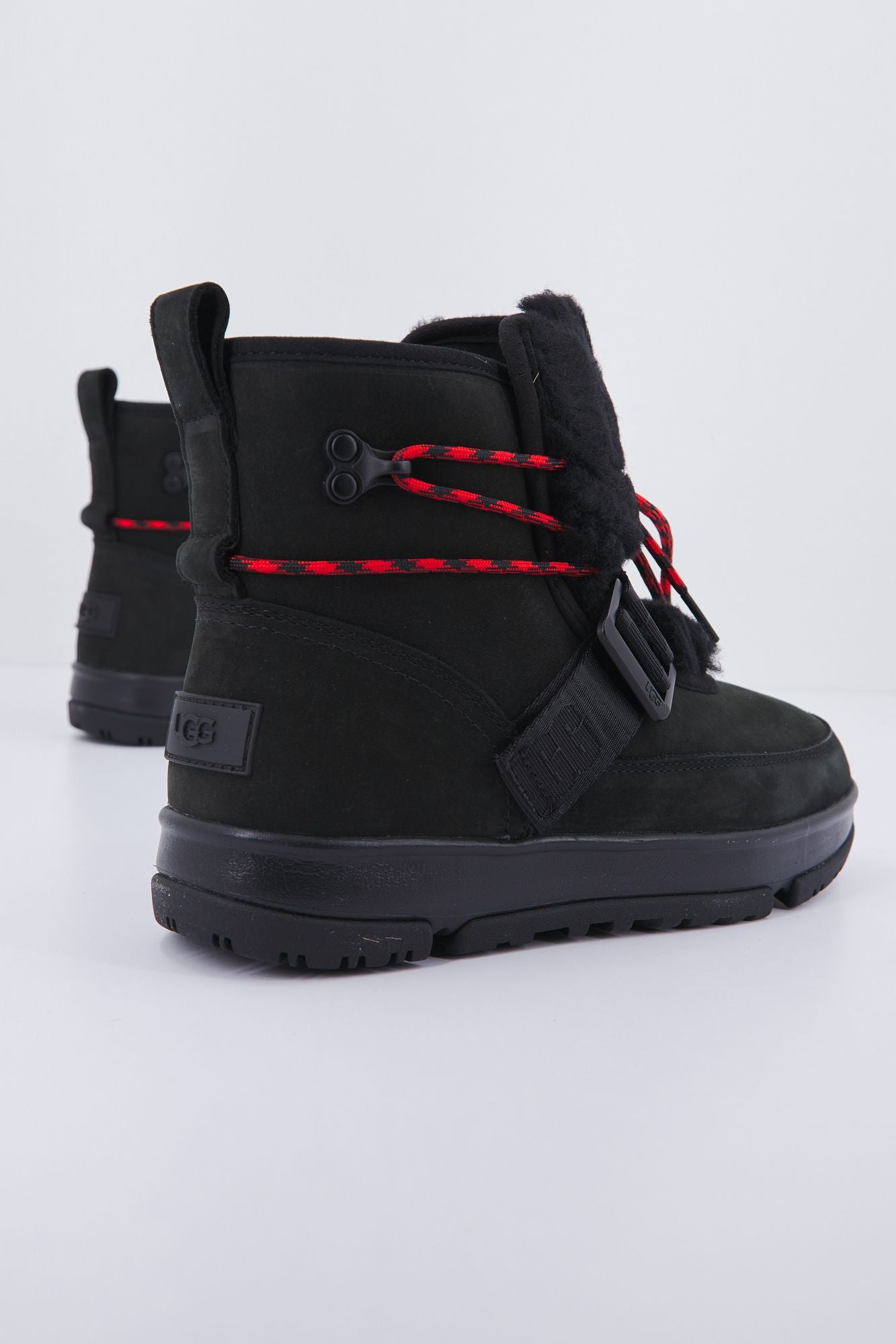 UGG W CLASSIC WEATHER HIKER en color NEGRO (3)