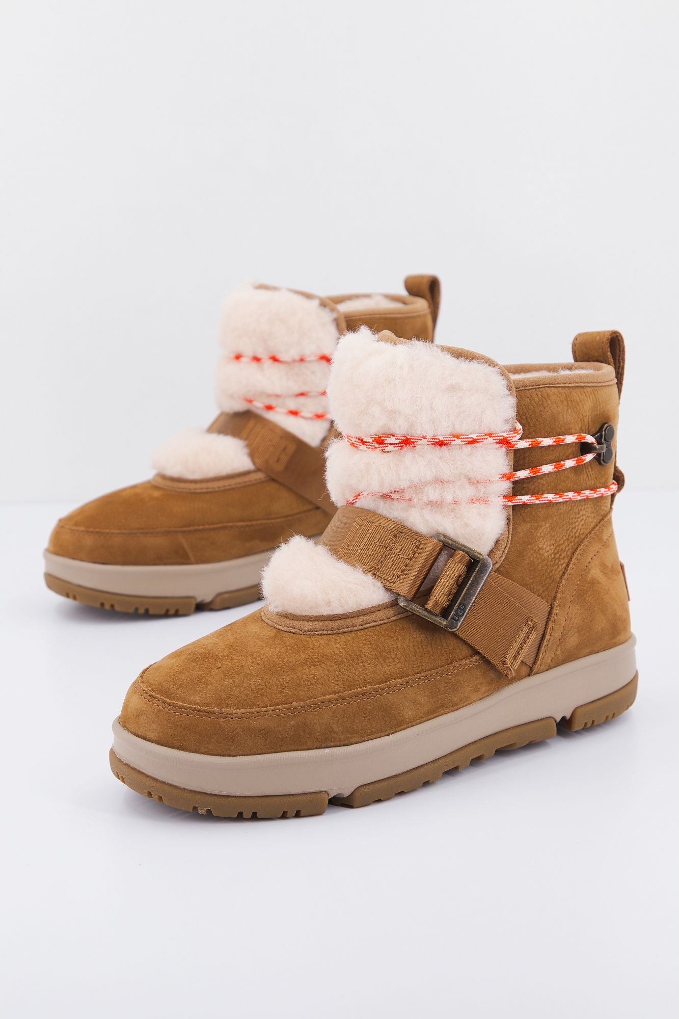 UGG W CLASSIC WEATHER HIKER en color MARRON (1)