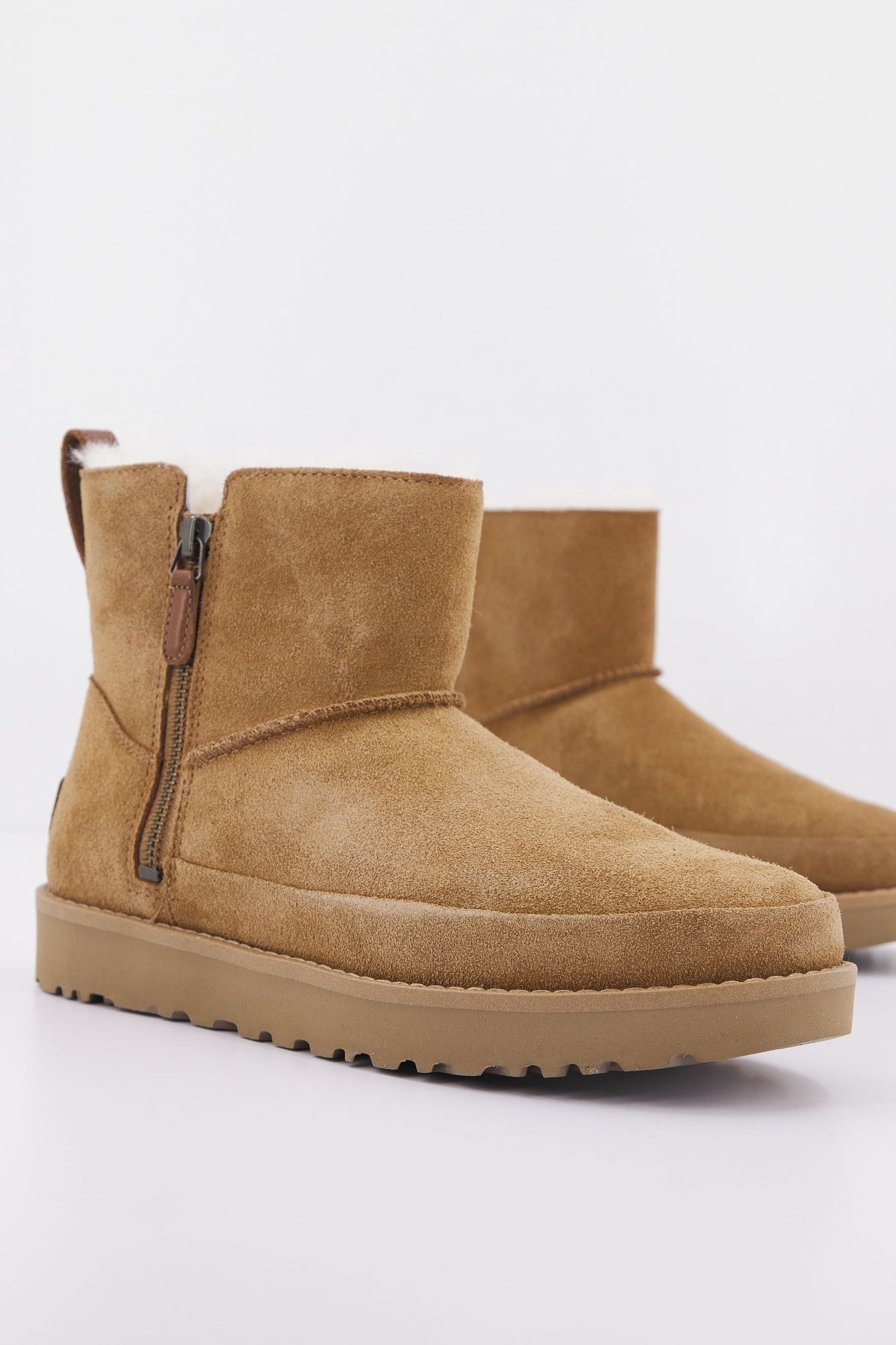 UGG W CLASSIC ZIP MINI en color MARRON CLARO (2)