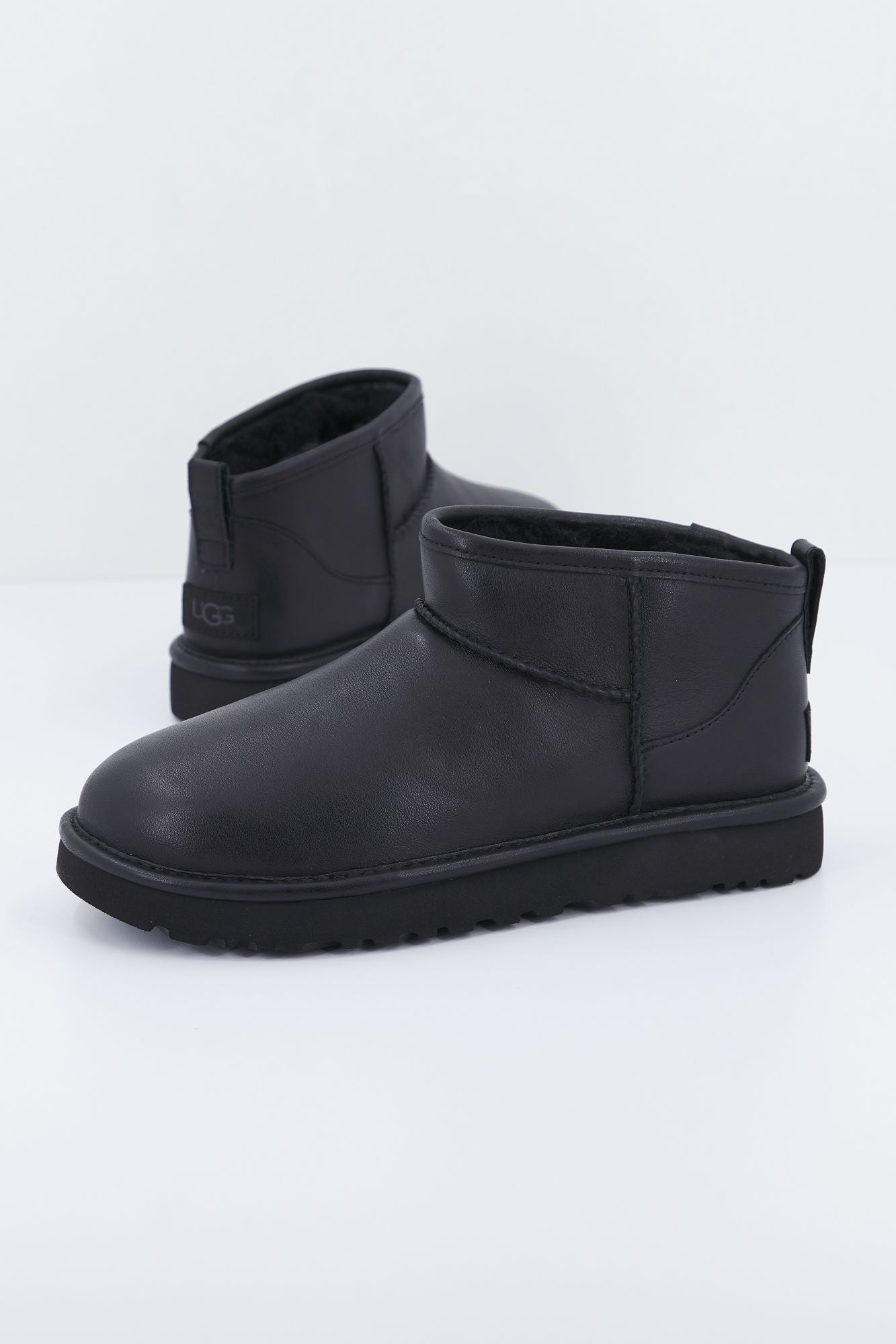UGG W CLASSIC ULTRA MINI en color NEGRO (1)