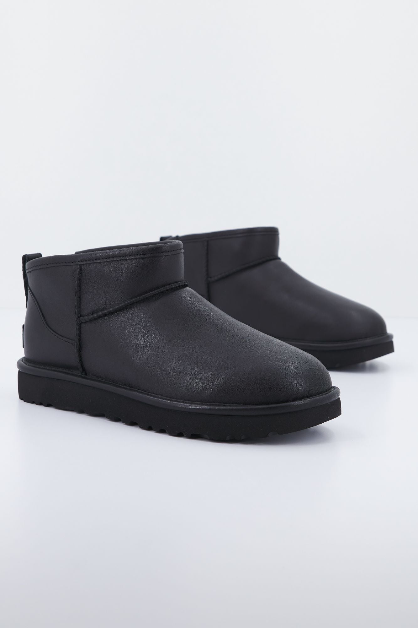 UGG W CLASSIC ULTRA MINI en color NEGRO (2)