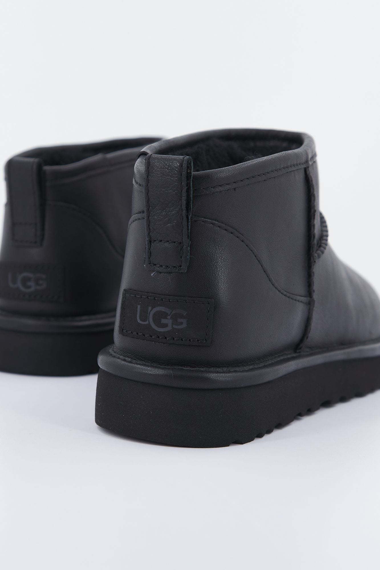 UGG W CLASSIC ULTRA MINI en color NEGRO (3)
