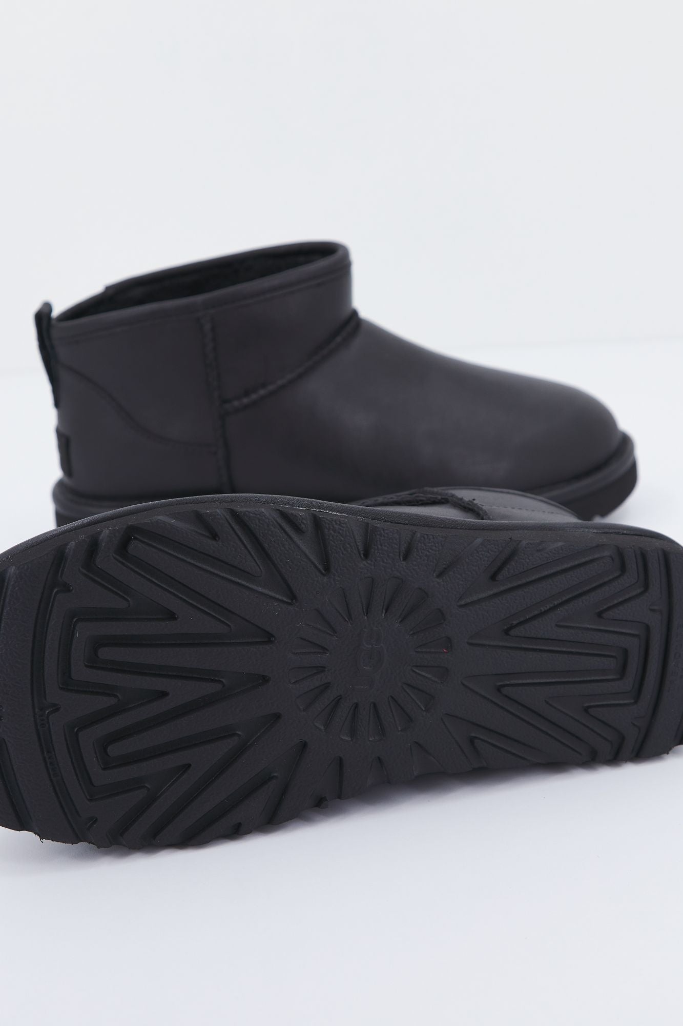 UGG W CLASSIC ULTRA MINI en color NEGRO (4)