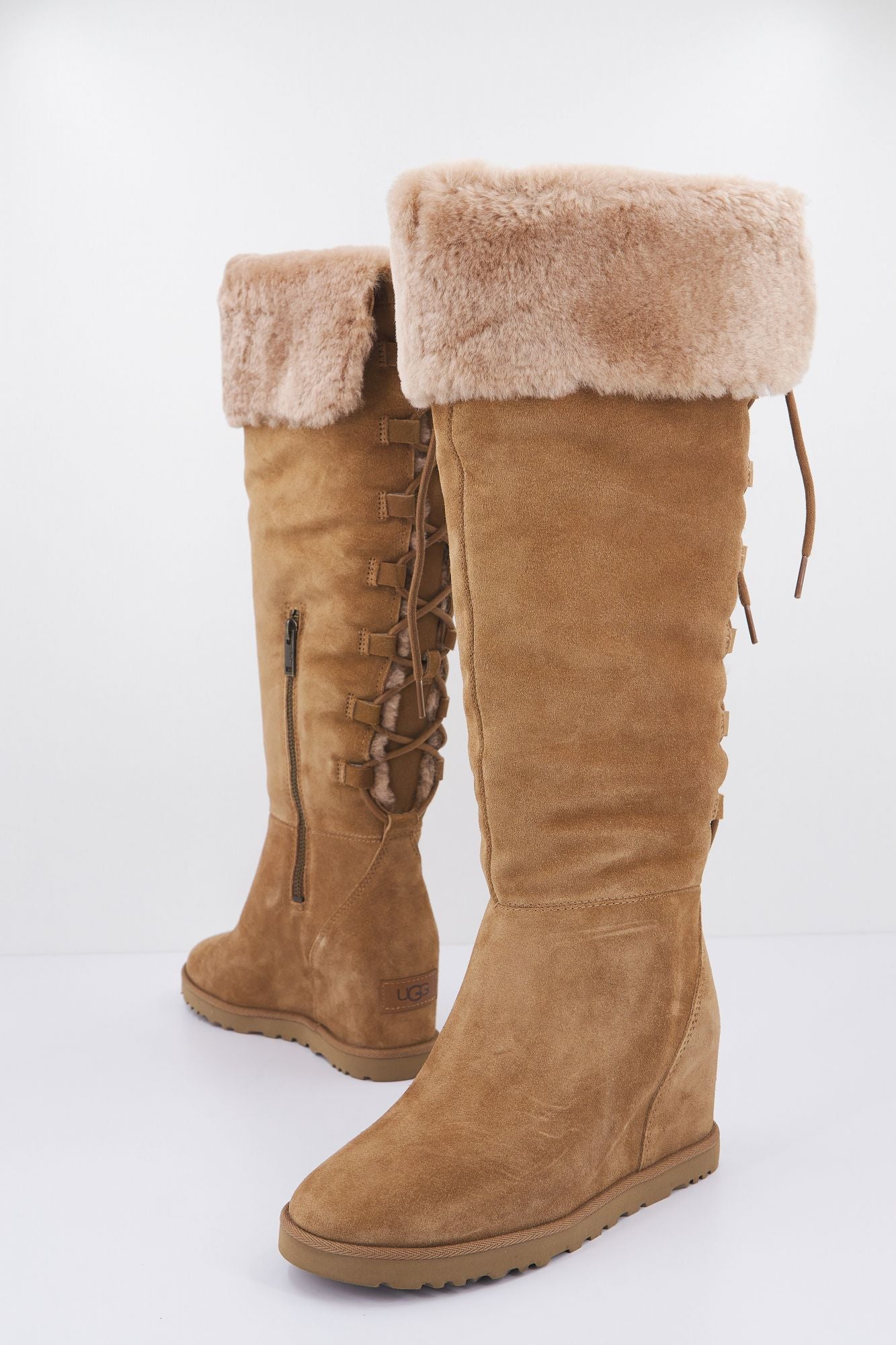 UGG CLASSIC FEMME OTK LACE en color MARRON CLARO (1)