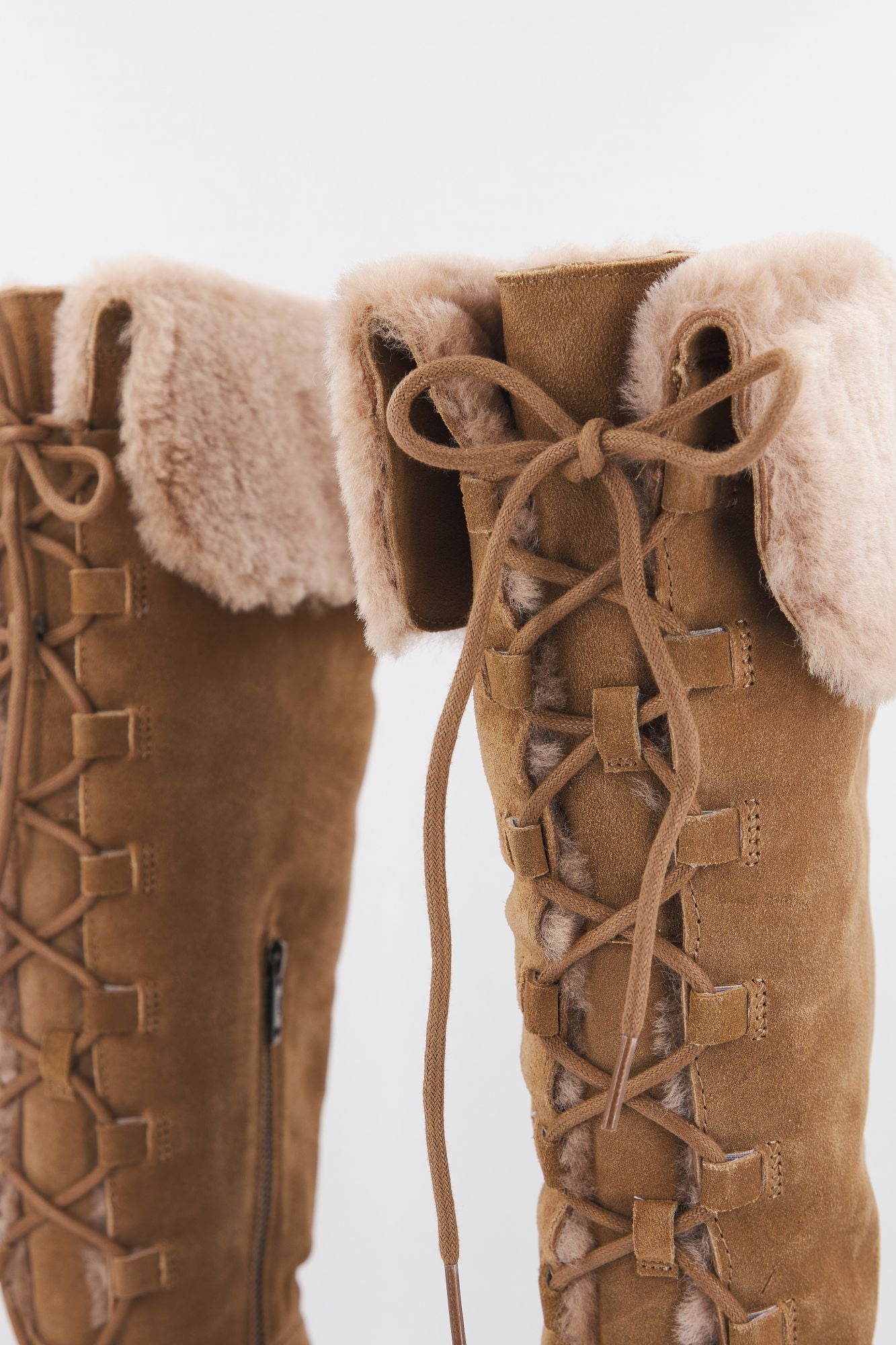 UGG CLASSIC FEMME OTK LACE en color MARRON CLARO (4)