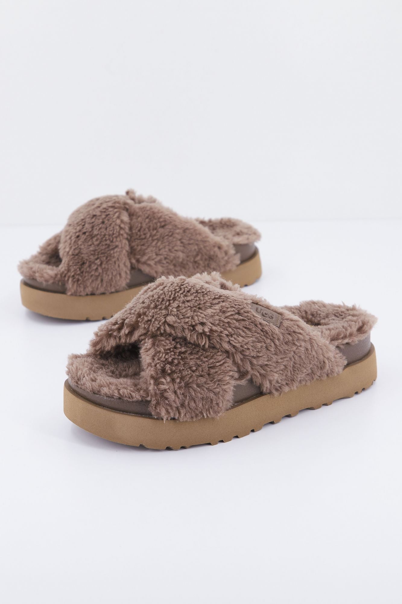 UGG W FUZZ SUGAR CROSS SLIDE en color MARRON (1)