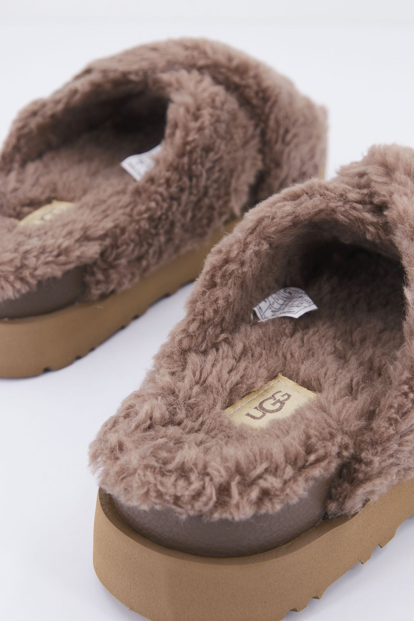 UGG W FUZZ SUGAR CROSS SLIDE en color MARRON (3)