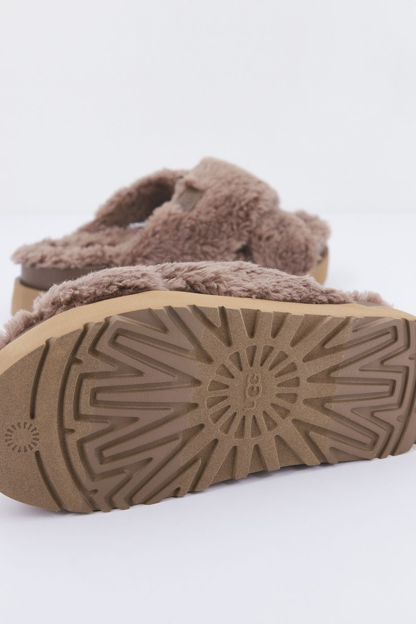 UGG W FUZZ SUGAR CROSS SLIDE en color MARRON (4)
