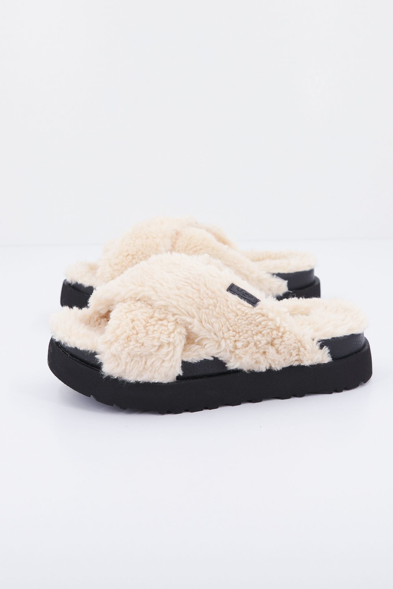 UGG W FUZZ SUGAR CROSS SLIDE en color BEIS (1)