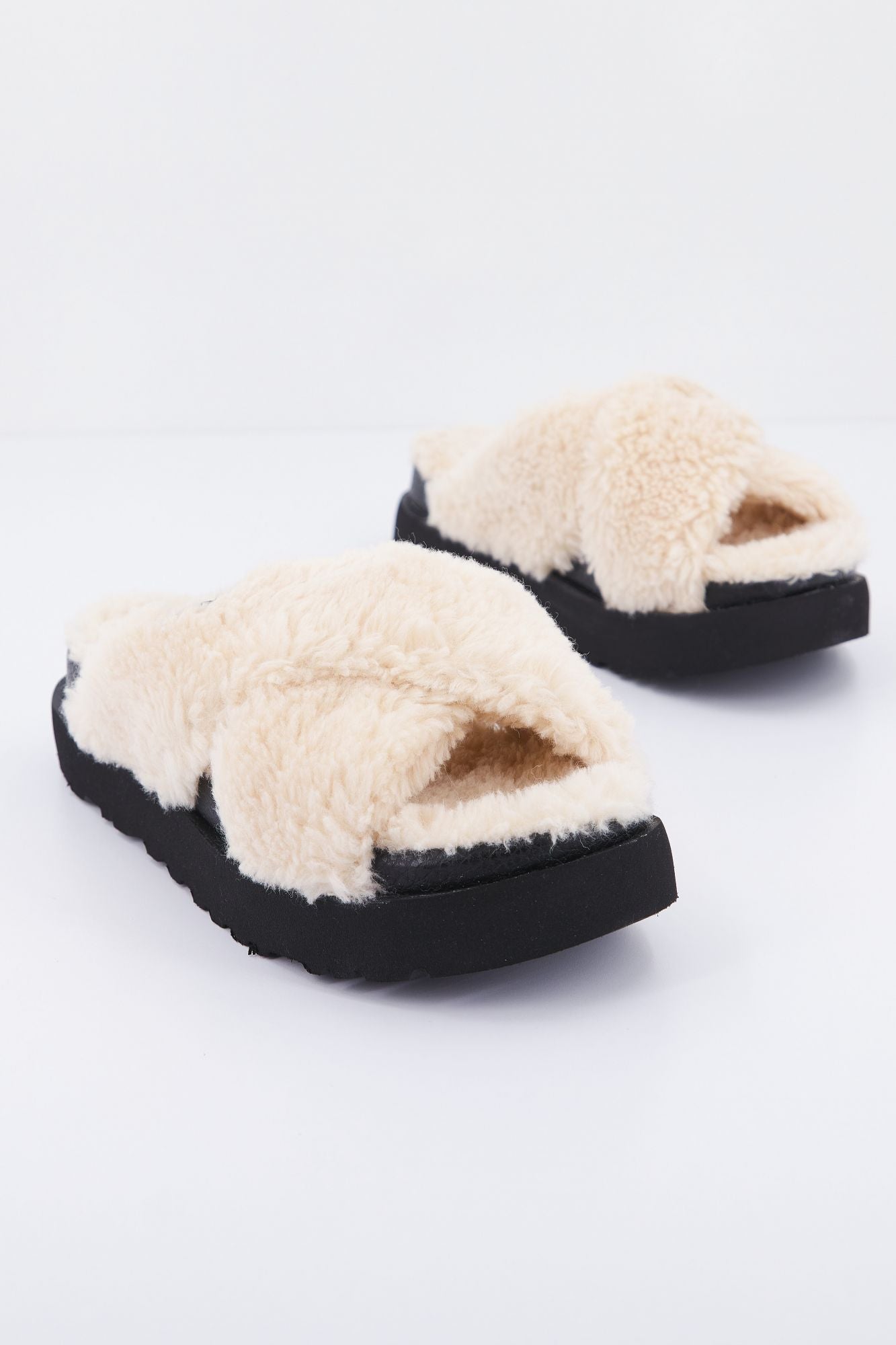 UGG W FUZZ SUGAR CROSS SLIDE en color BEIS (2)