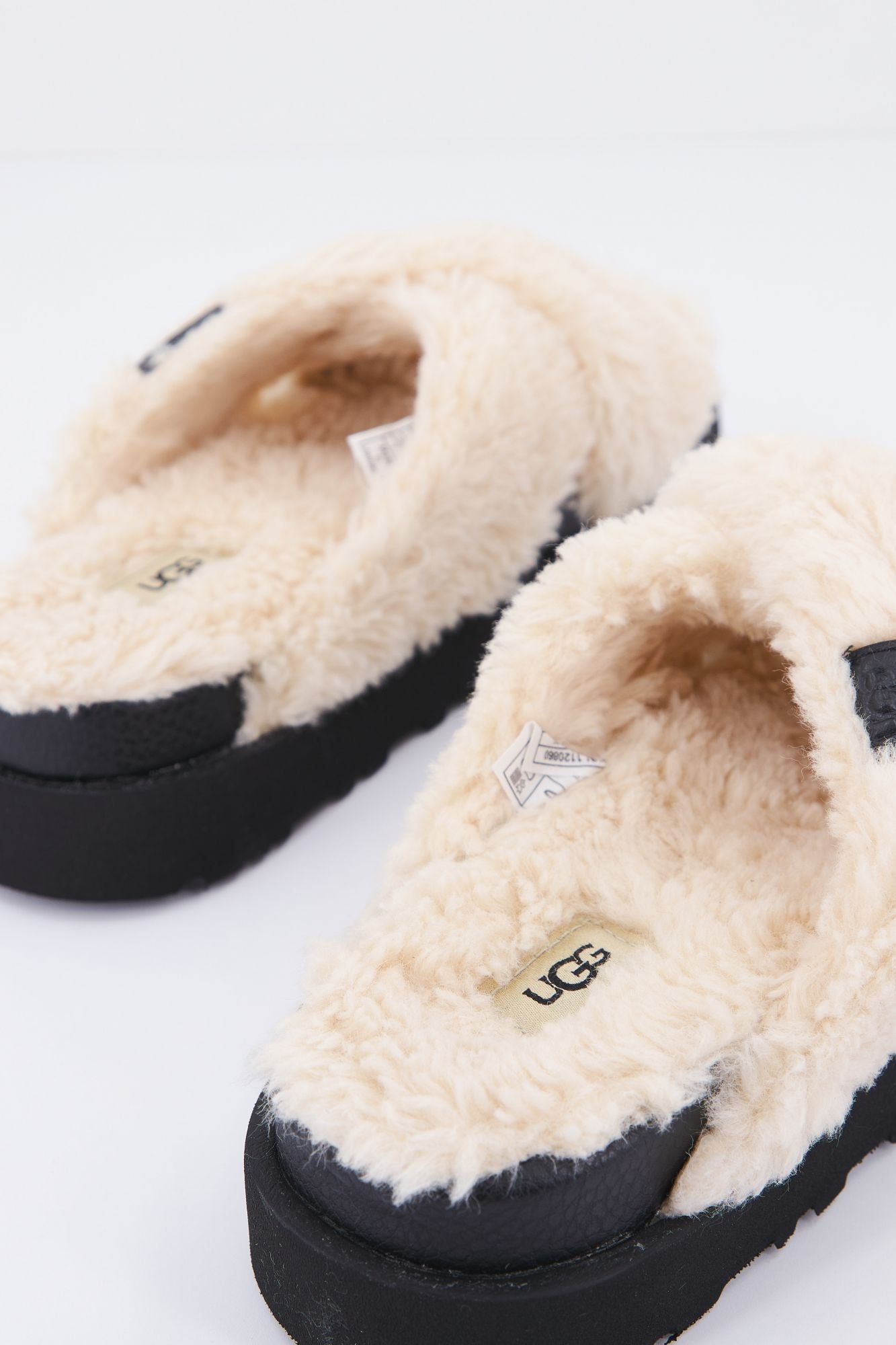 UGG W FUZZ SUGAR CROSS SLIDE en color BEIS (3)