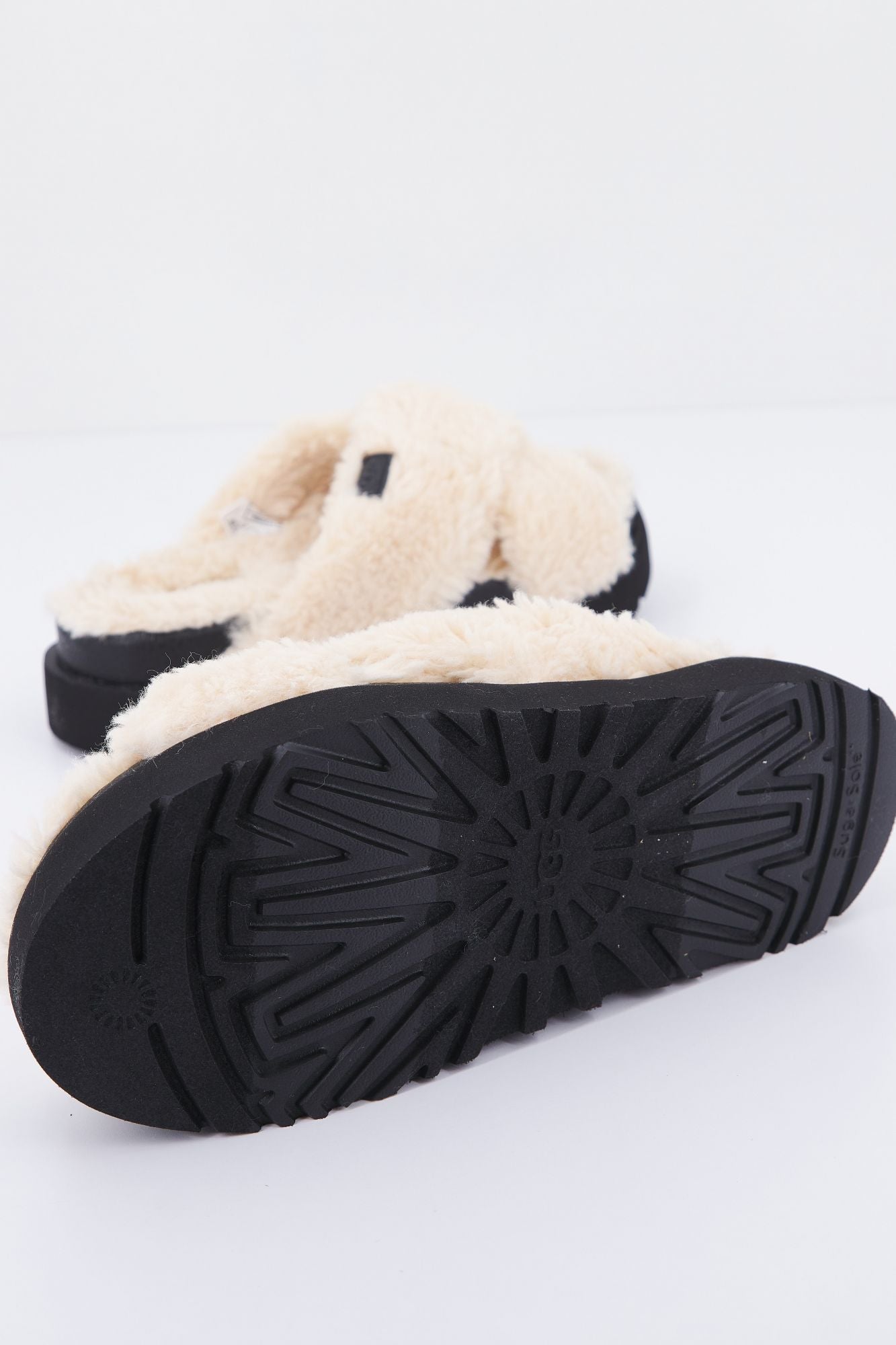 UGG W FUZZ SUGAR CROSS SLIDE en color BEIS (4)