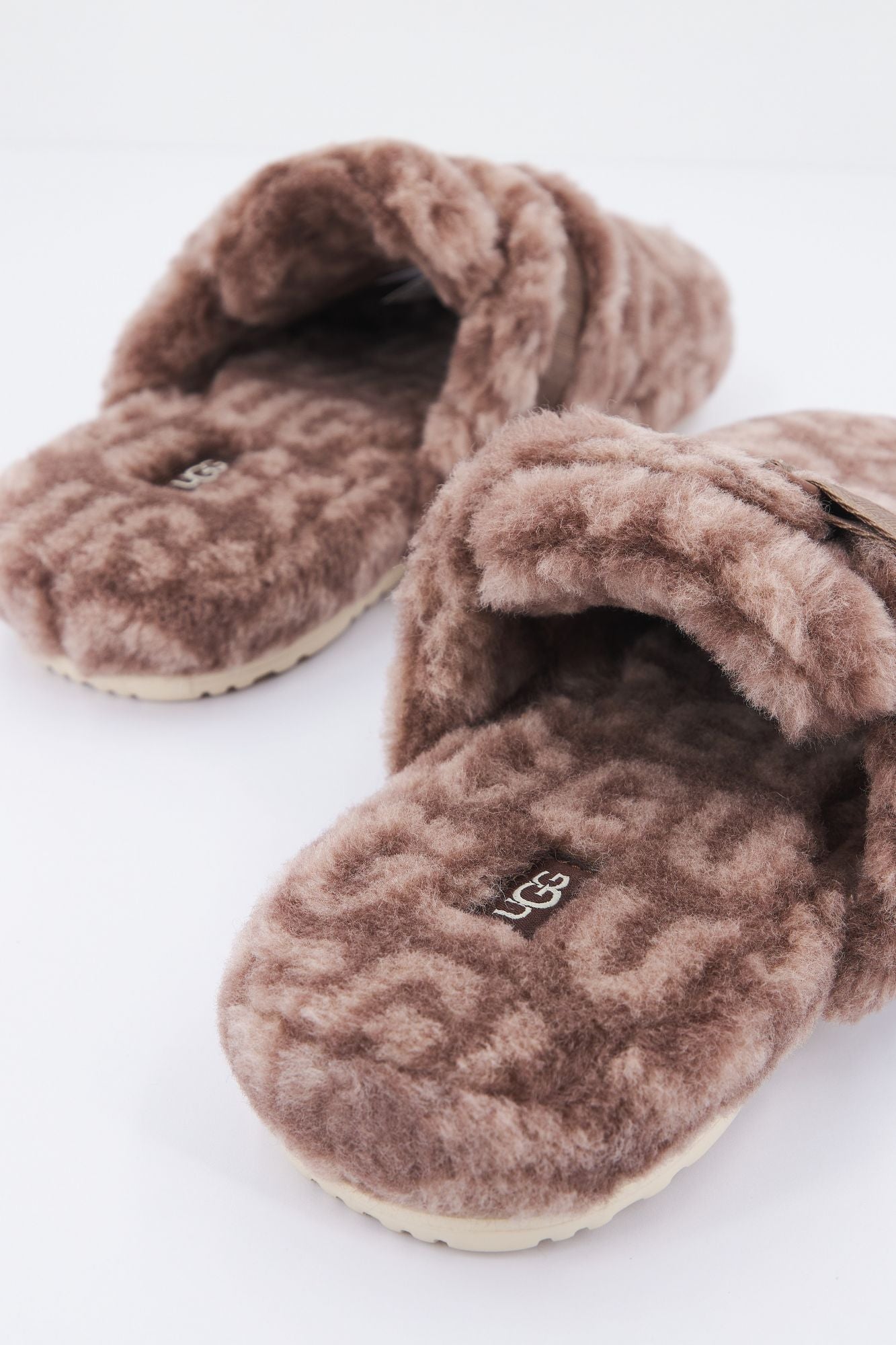 UGG M FLUFF IT POP en color MARRON (3)