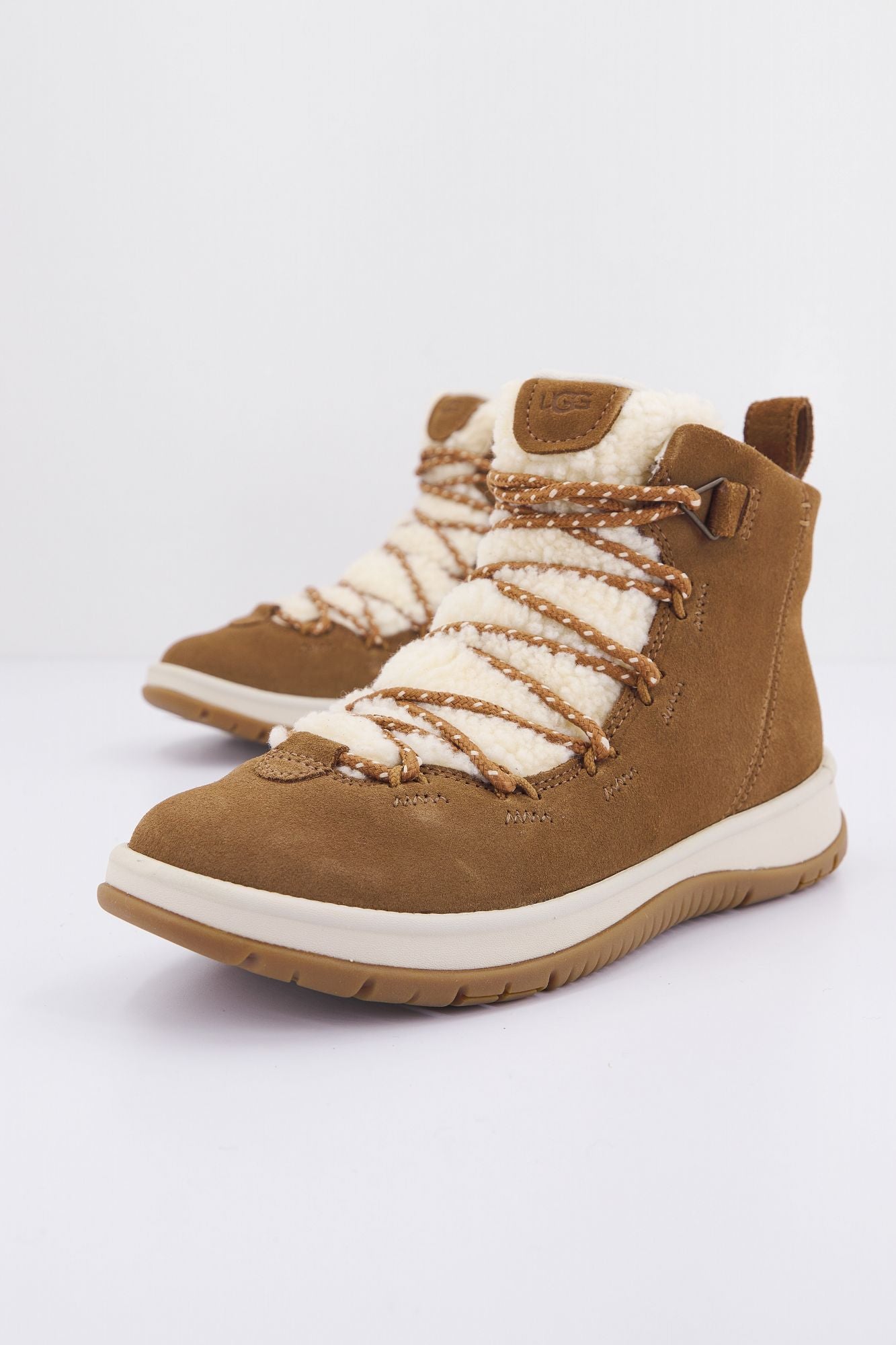 UGG AKESIDER HERITAGE MID en color MARRON CLARO (1)