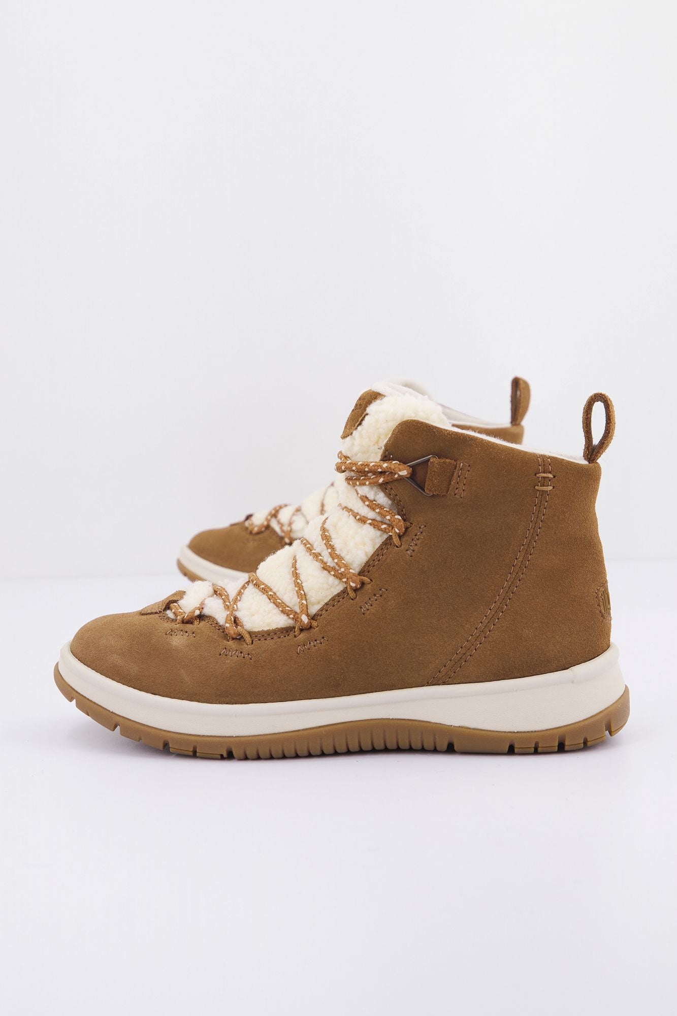 UGG AKESIDER HERITAGE MID en color MARRON CLARO (2)